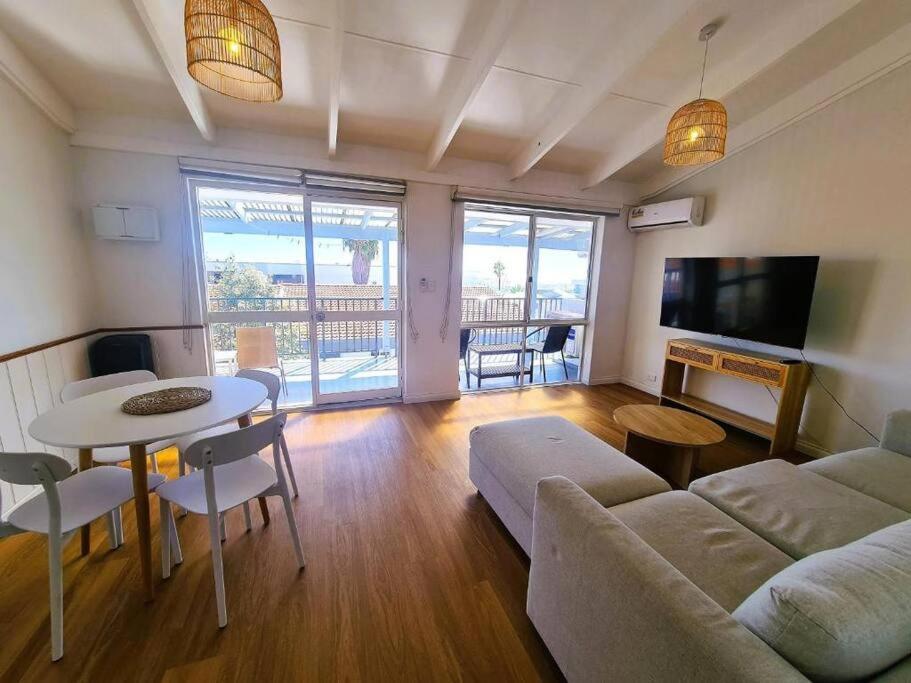 Oceanic Escape Top Floor 2 mins from beach