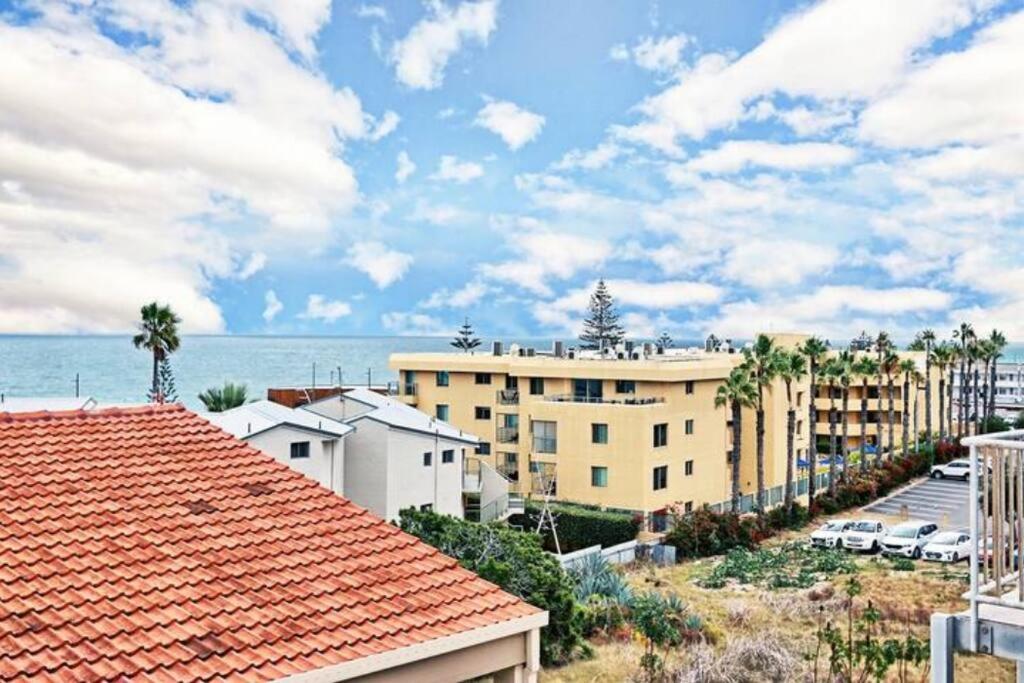 Oceanic Escape Top Floor 2 mins from beach