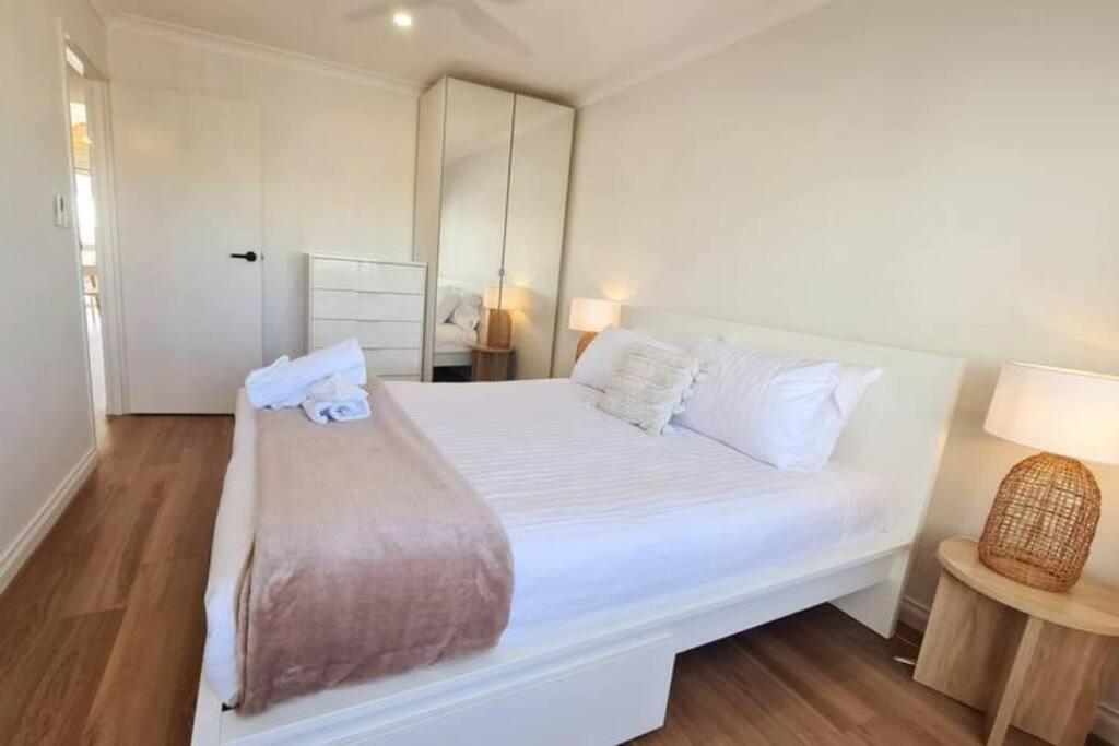 Oceanic Escape Top Floor 2 mins from beach