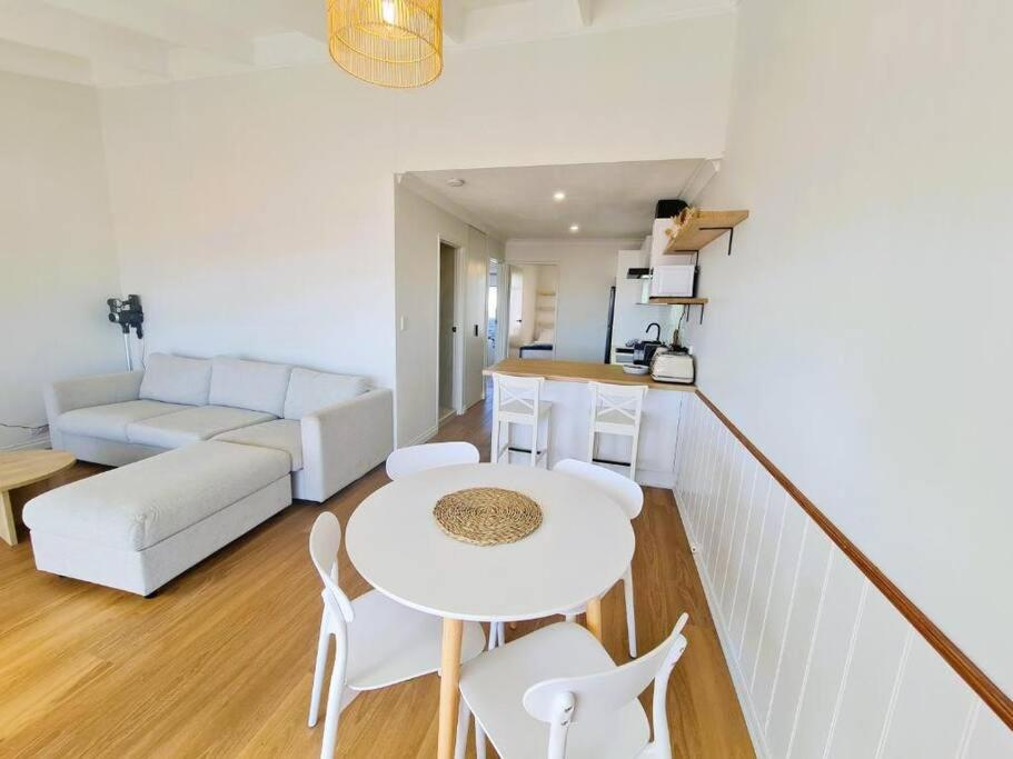 Oceanic Escape Top Floor 2 mins from beach