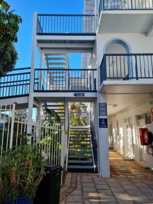 Oceanic Escape Top Floor 2 mins from beach
