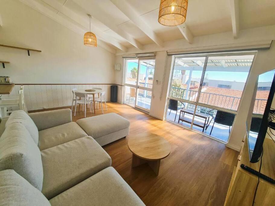 Oceanic Escape Top Floor 2 mins from beach
