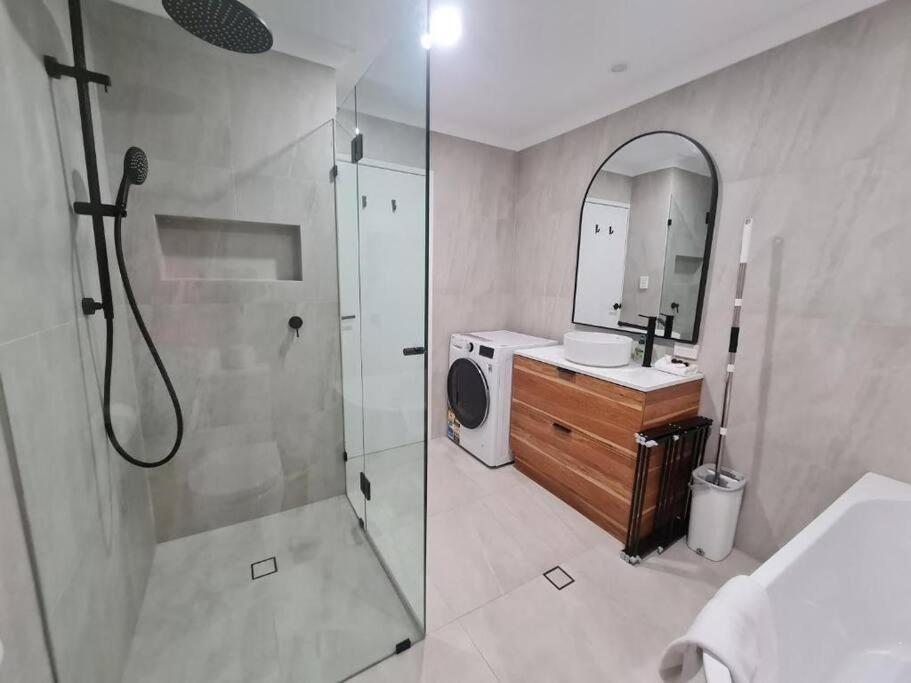 Oceanic Escape Top Floor 2 mins from beach