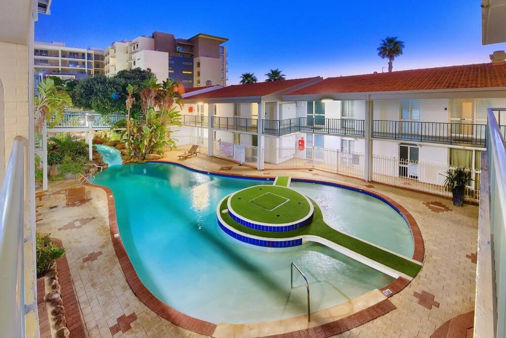 Oceanic Escape Top Floor 2 mins from beach