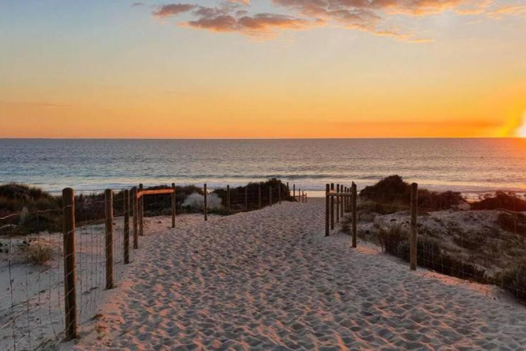 Oceanic Escape Top Floor 2 mins from beach