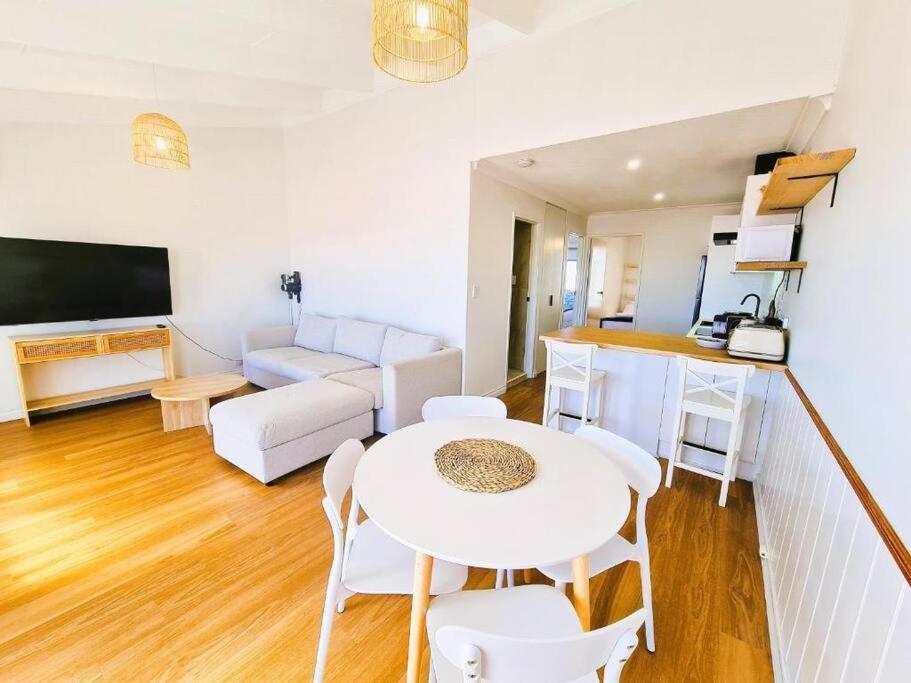 Oceanic Escape Top Floor 2 mins from beach