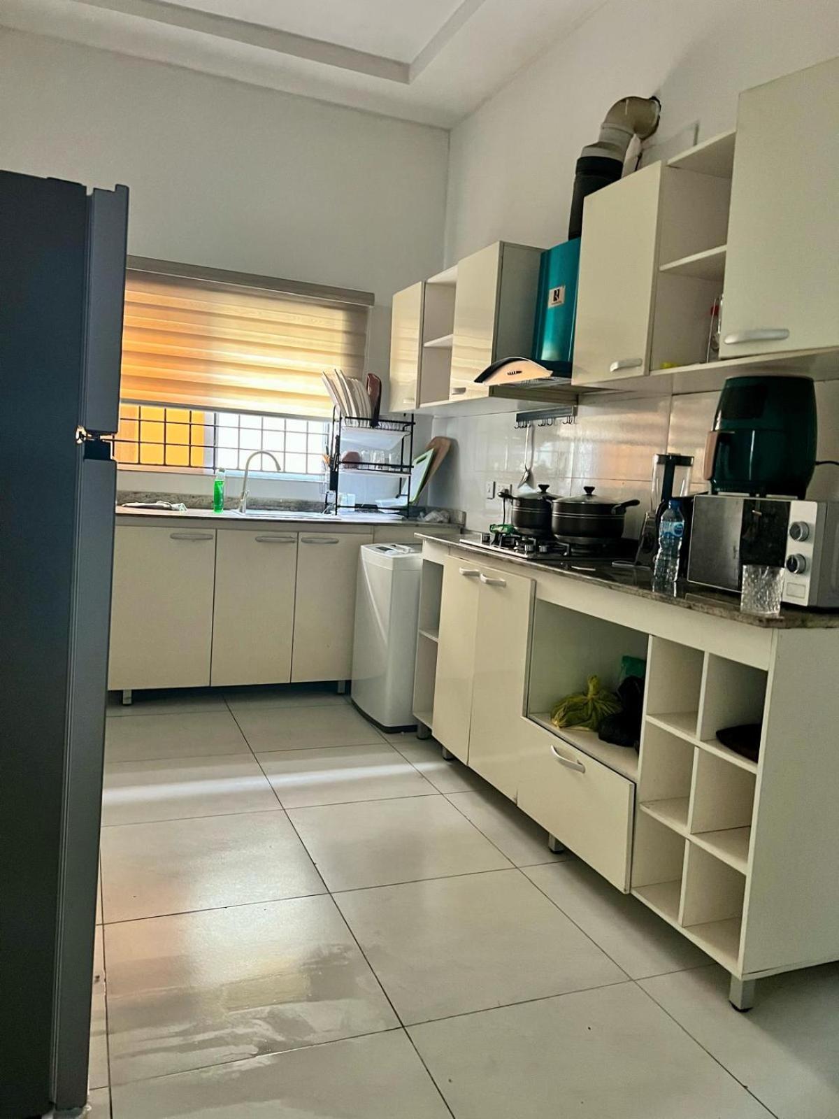 Bytup 2bedroom Apt in lekki,24hrs light, Wifi ,fully serviced apartment , water heater smart tv