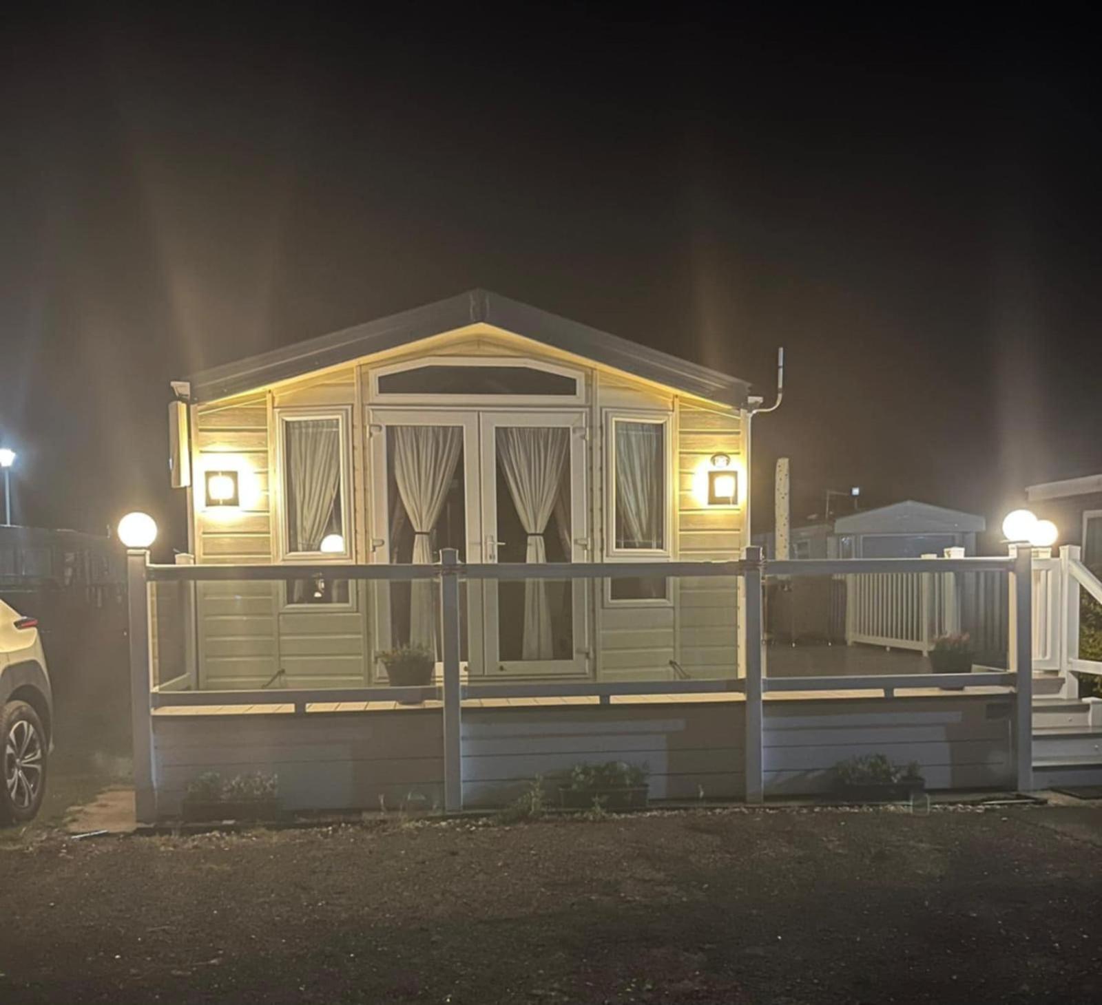 E3 2 BED DELUXE SANDFIELD NEXT To THE GOLDEN PALM view 2