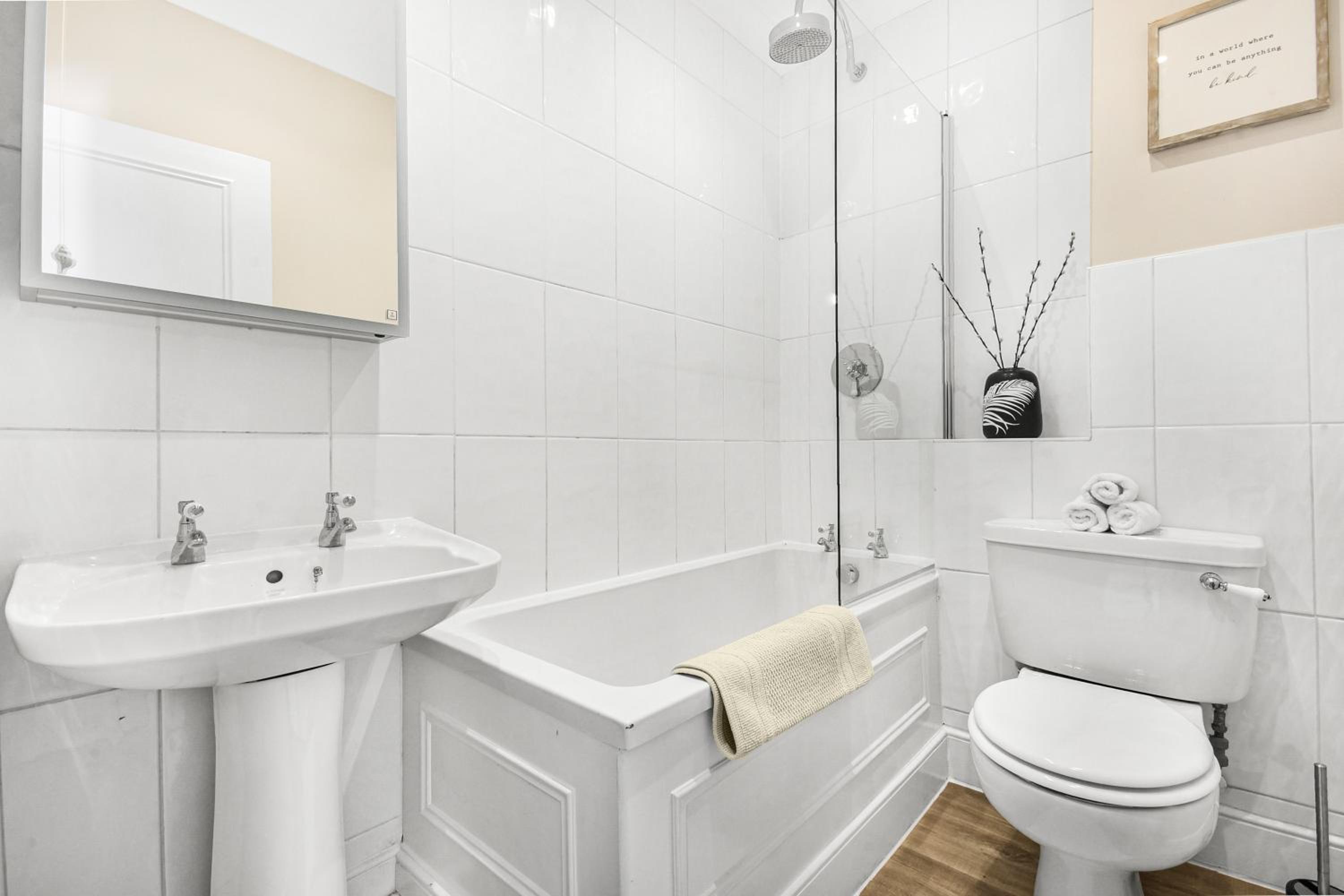 Lovely large 1 bed renovated flat w balcony & 600MB WiFi