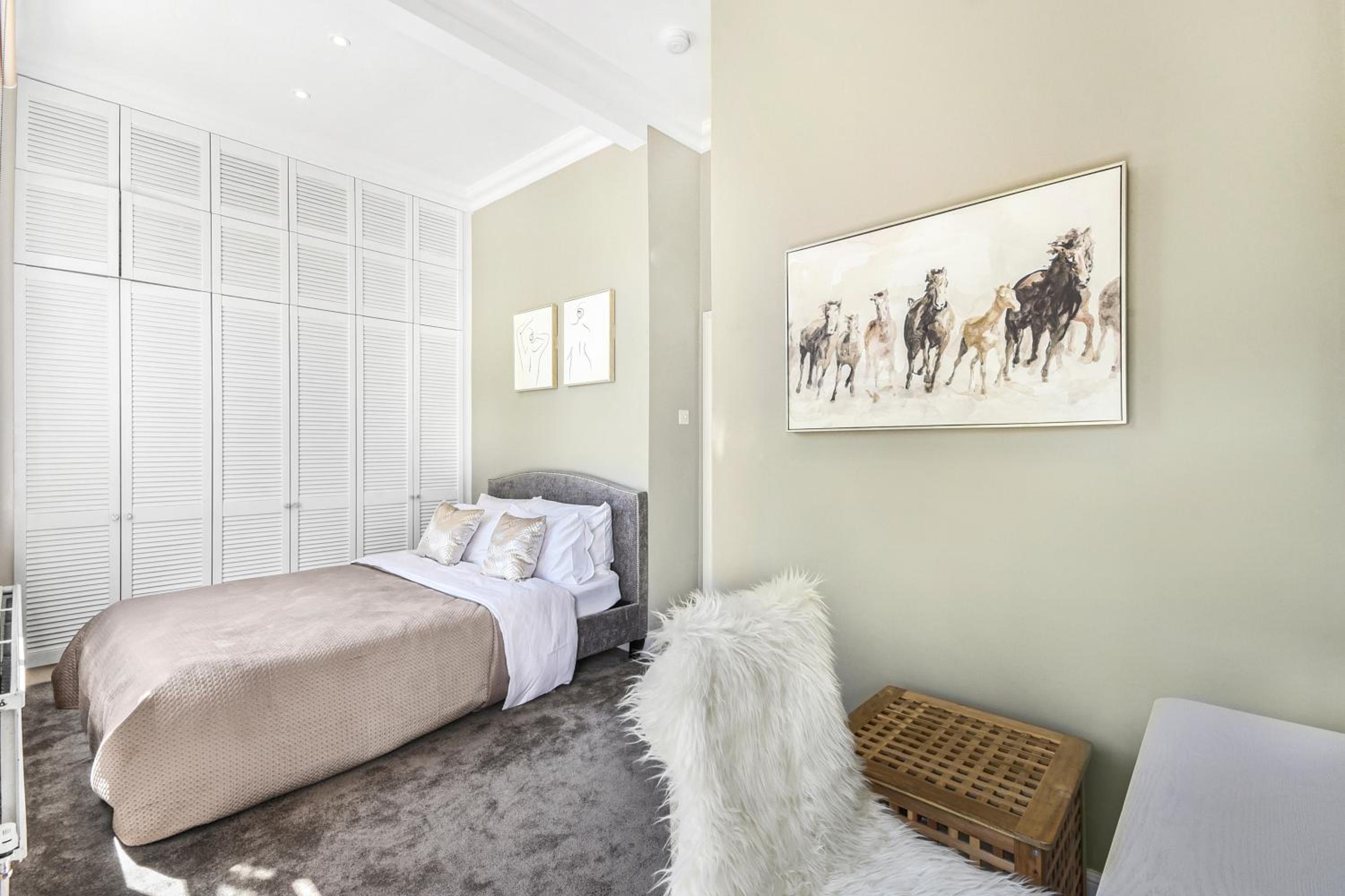 Lovely large 1 bed renovated flat w balcony & 600MB WiFi