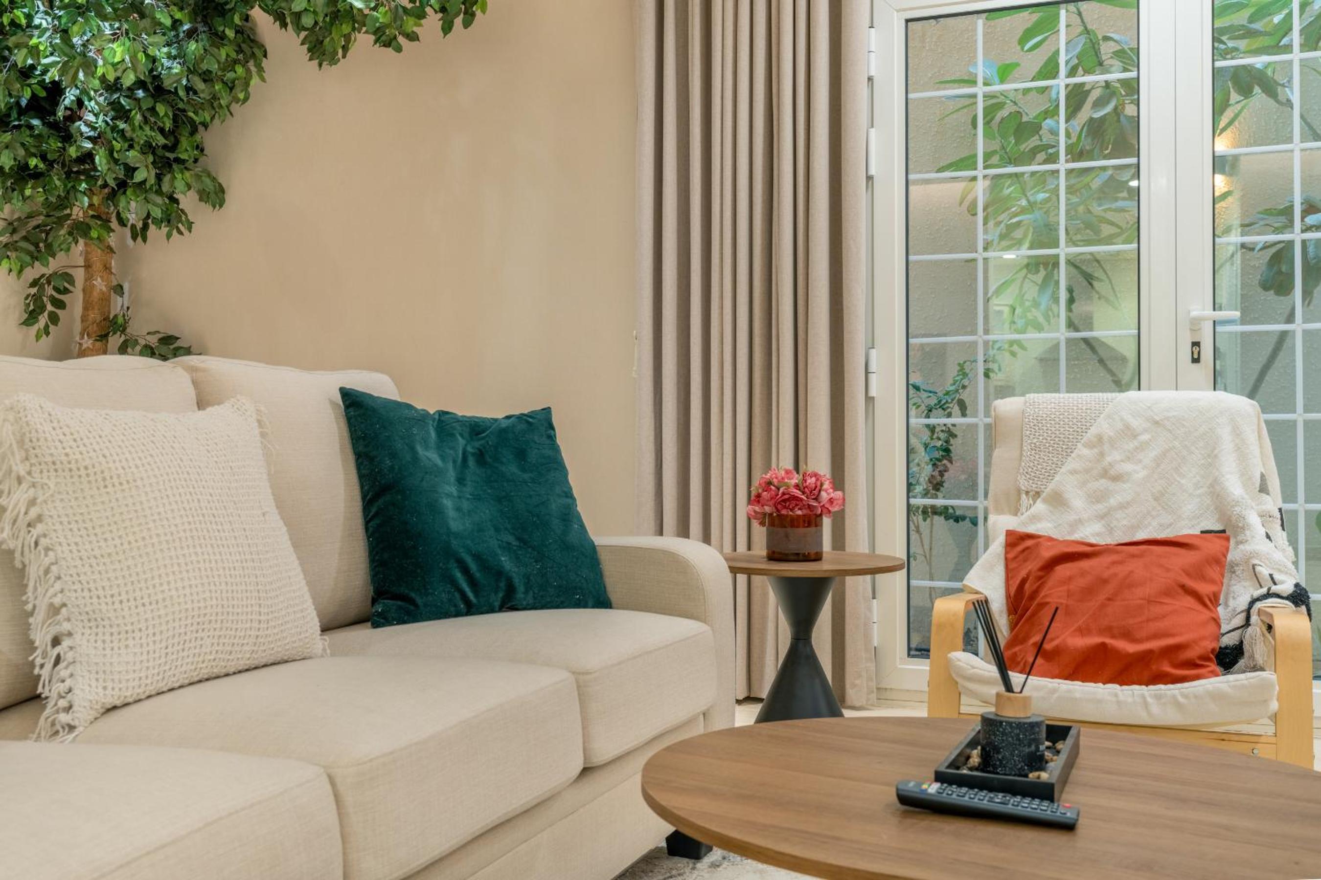 Modern 3-bedroom apartment with garden
