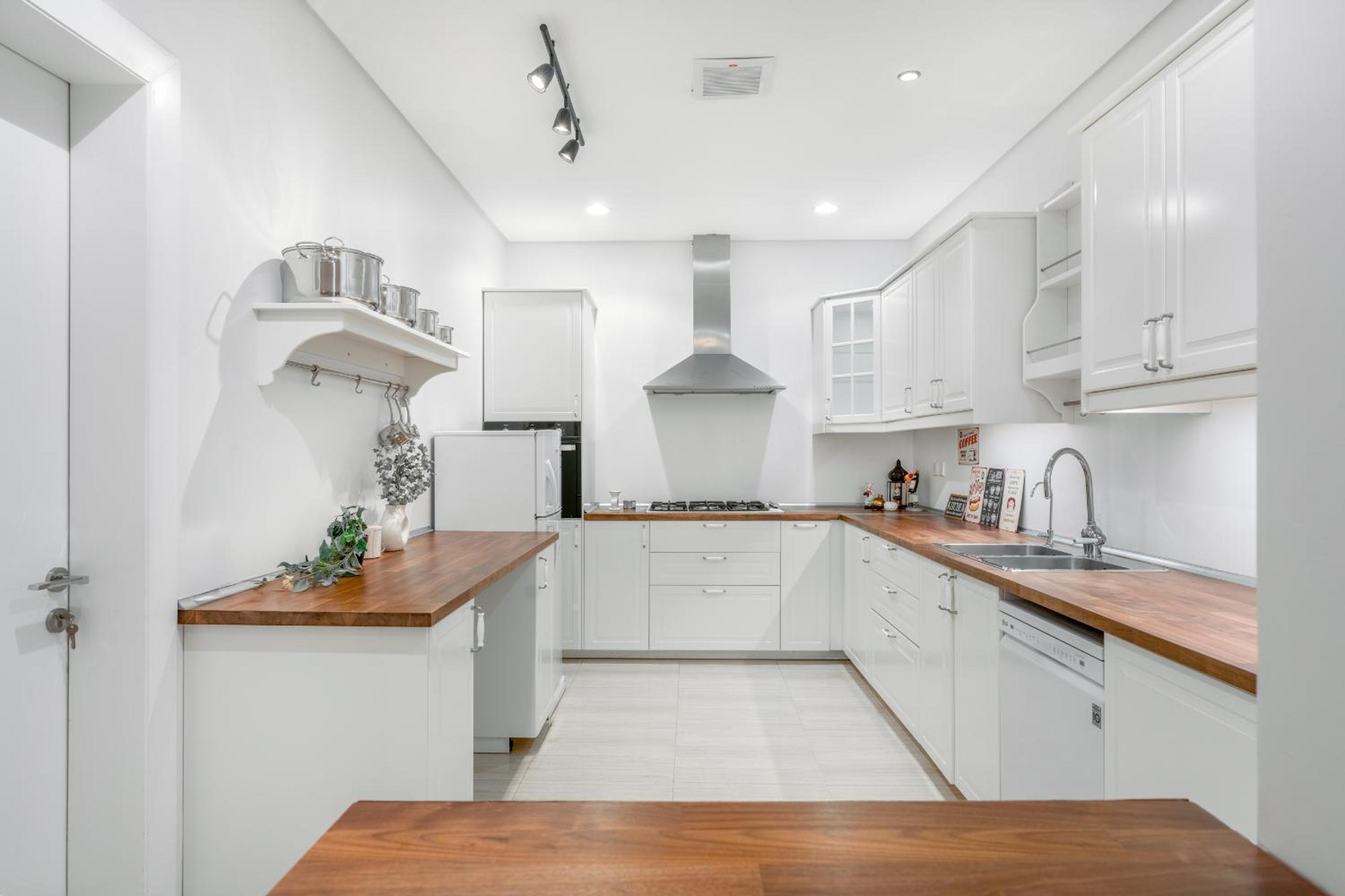 Modern 3-bedroom apartment with garden
