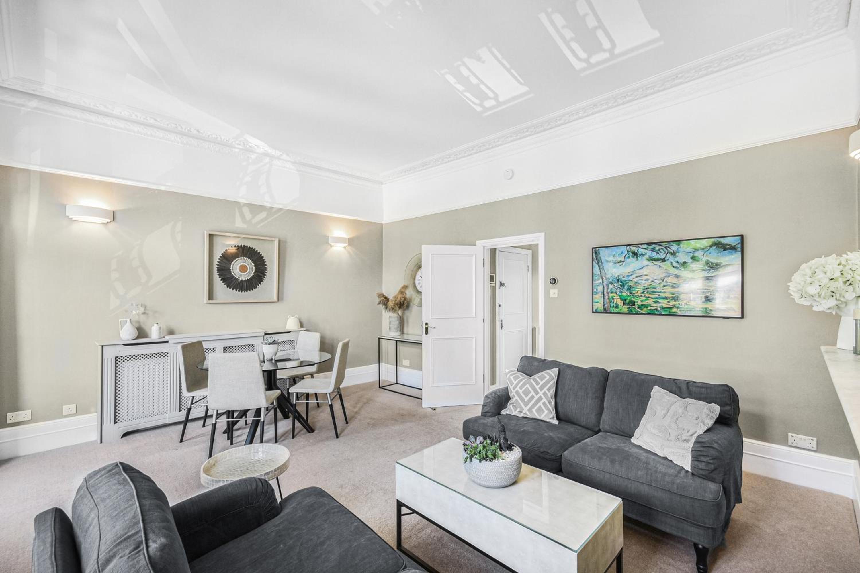 Lovely large 1 bed renovated flat w balcony & 600MB WiFi