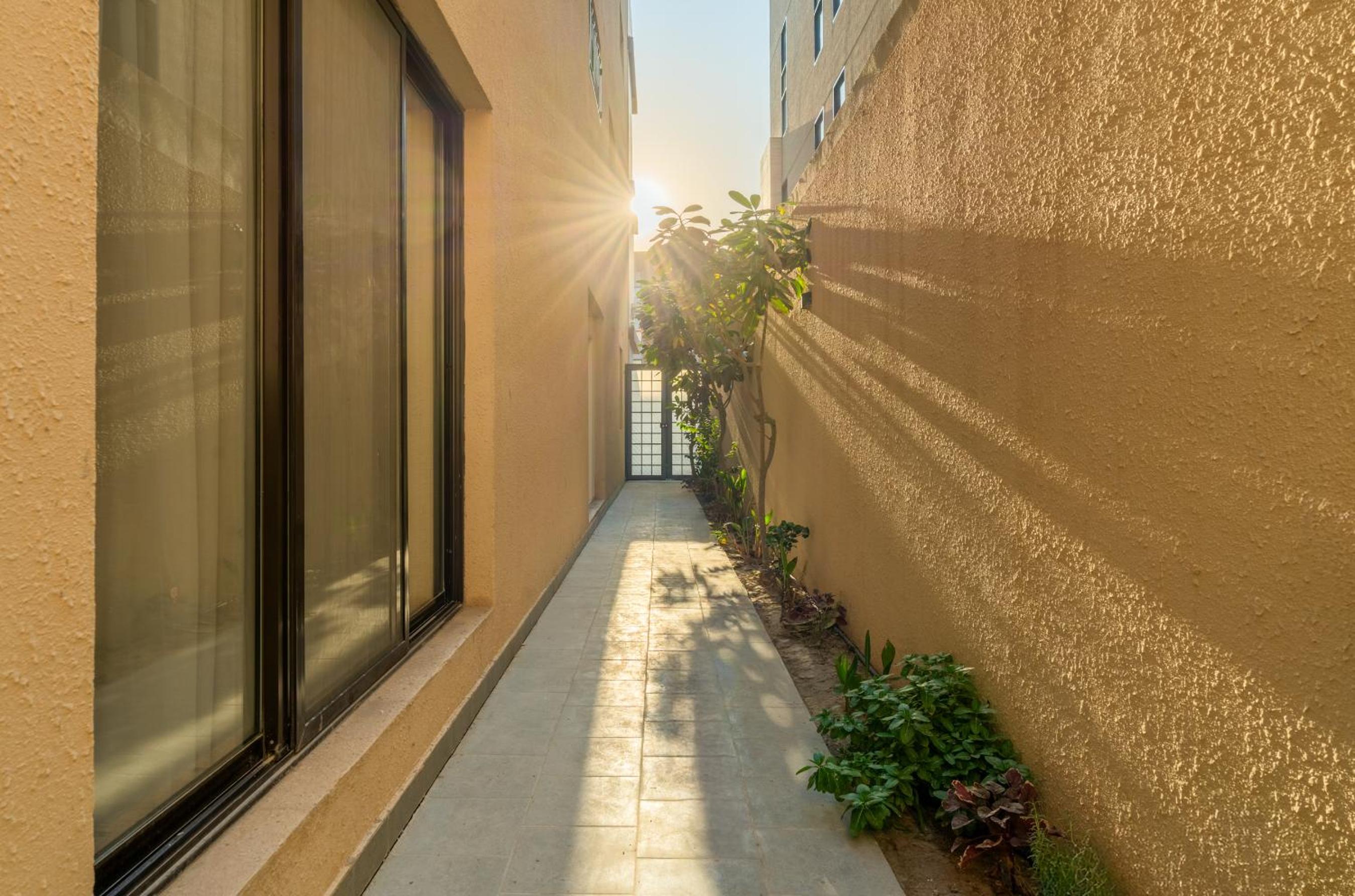 Modern 3-bedroom apartment with garden