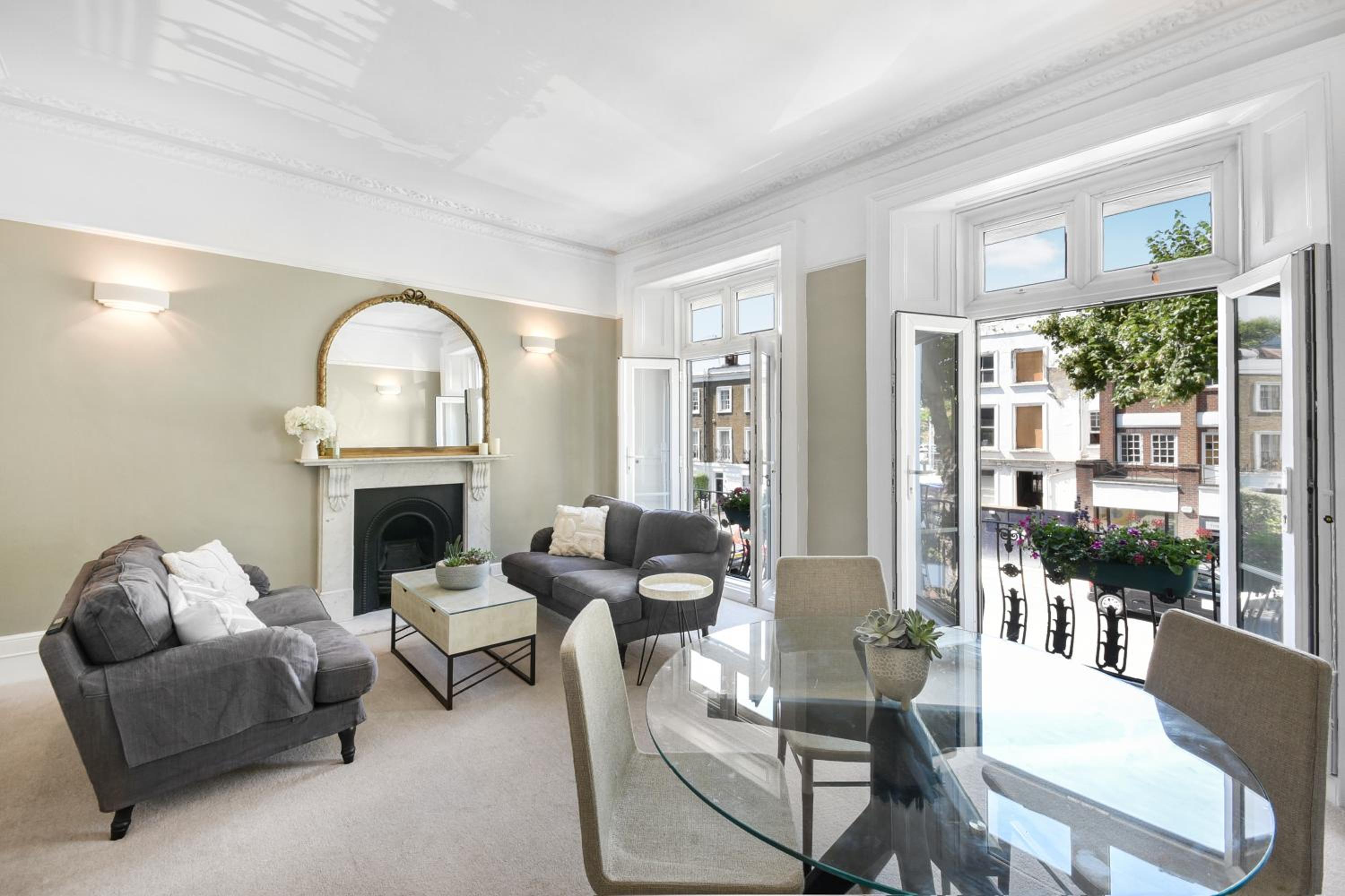 Lovely large 1 bed renovated flat w balcony & 600MB WiFi