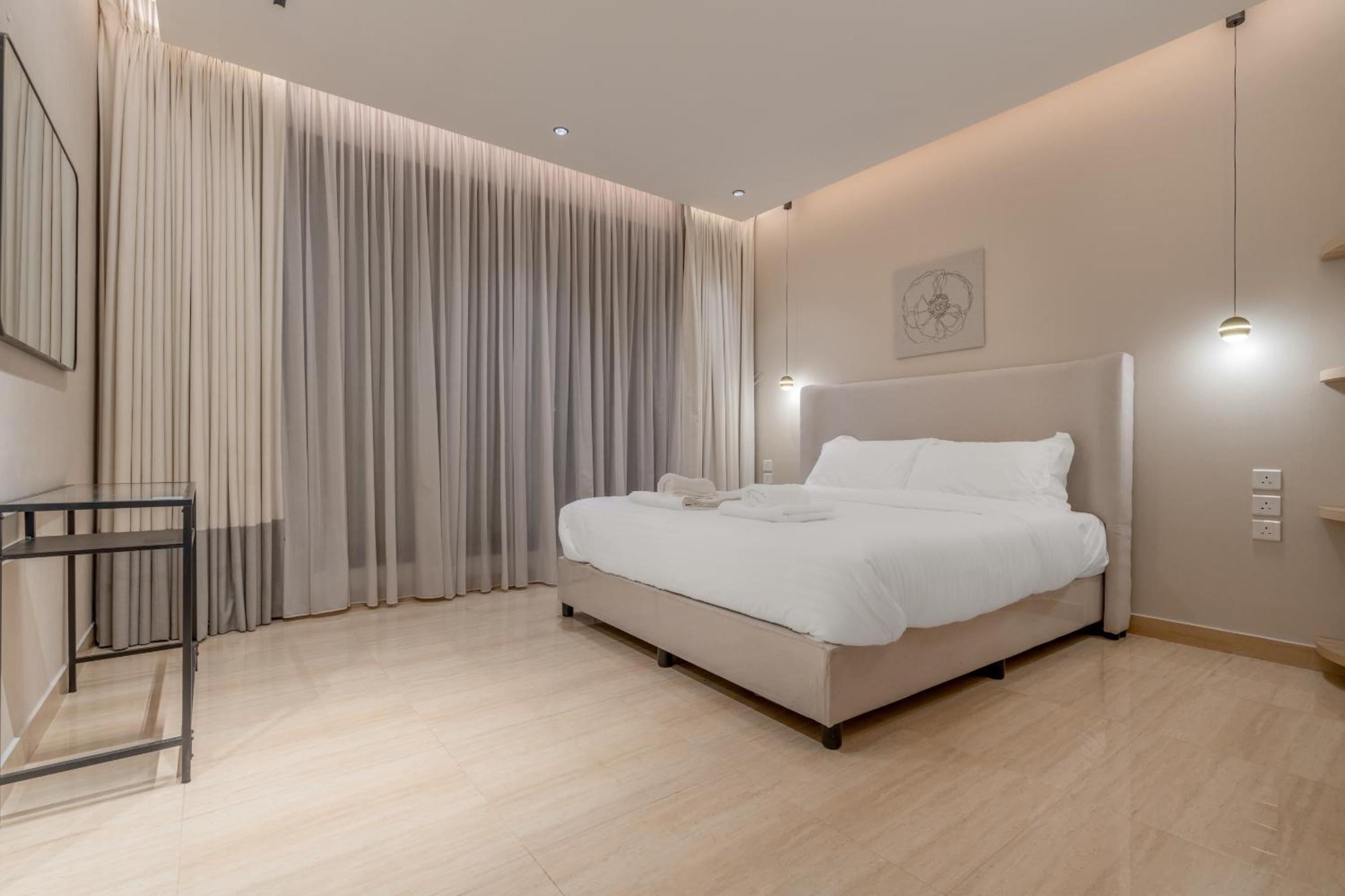 Modern 3-bedroom apartment with garden