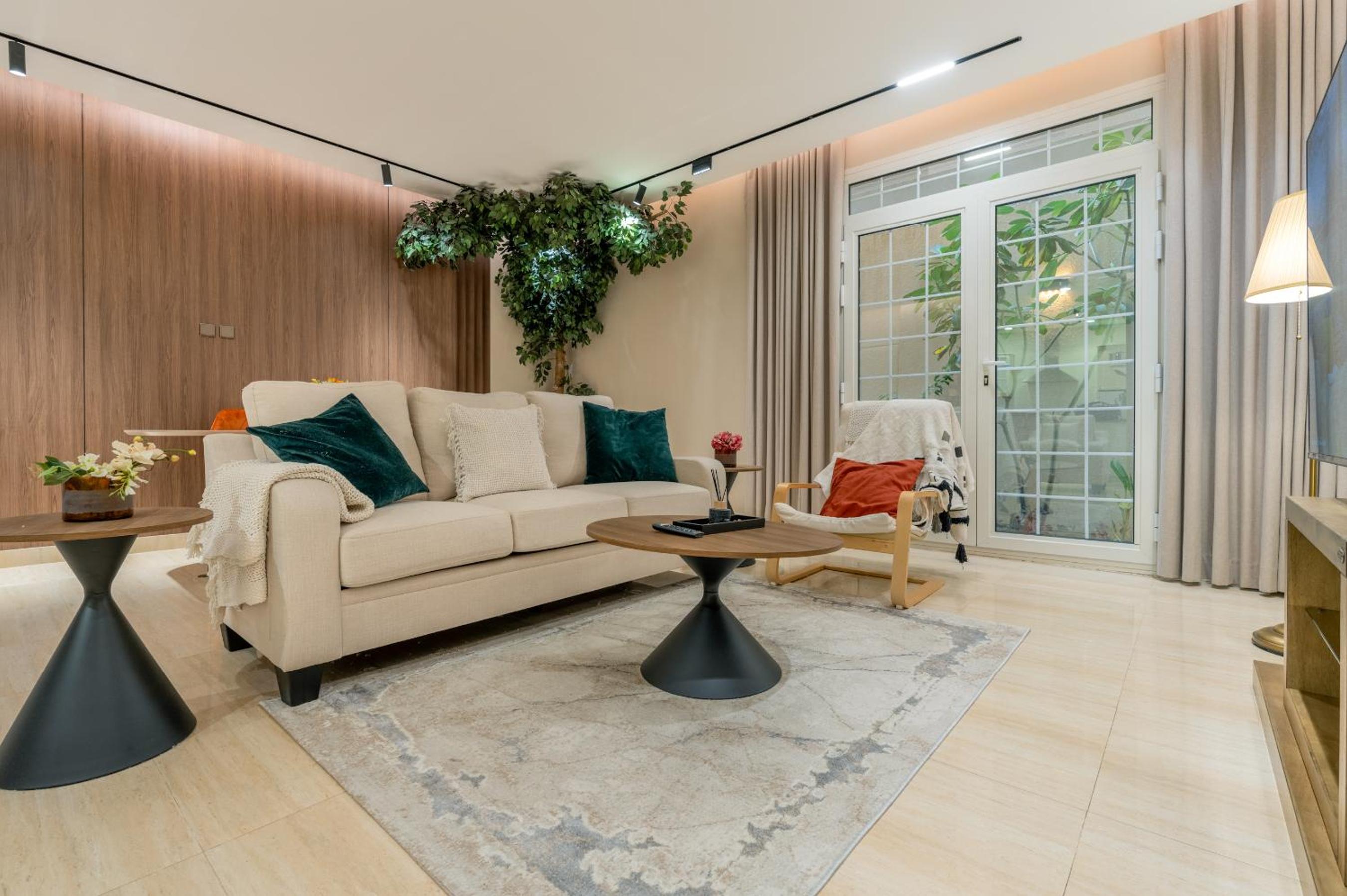 Modern 3-bedroom apartment with garden