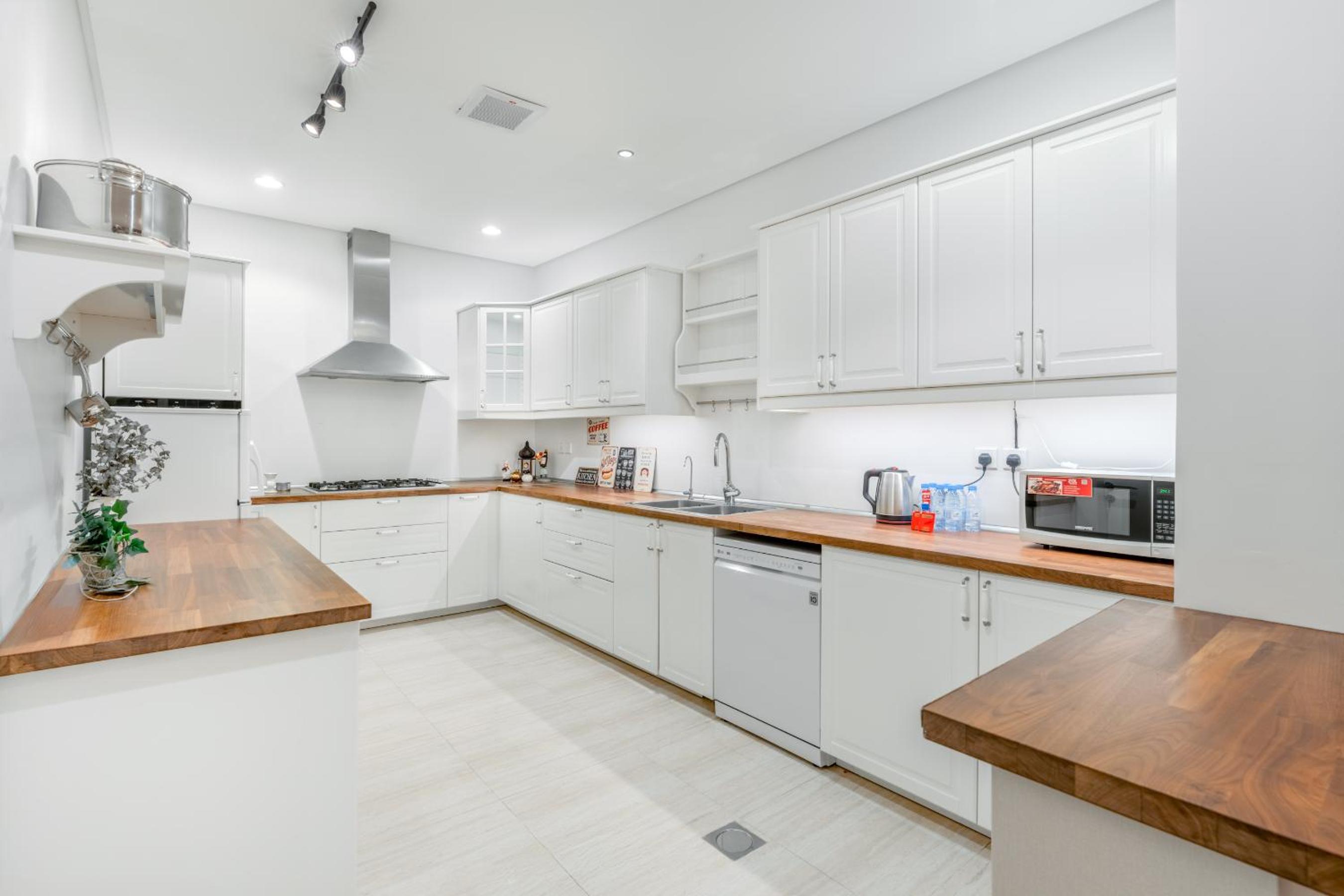 Modern 3-bedroom apartment with garden