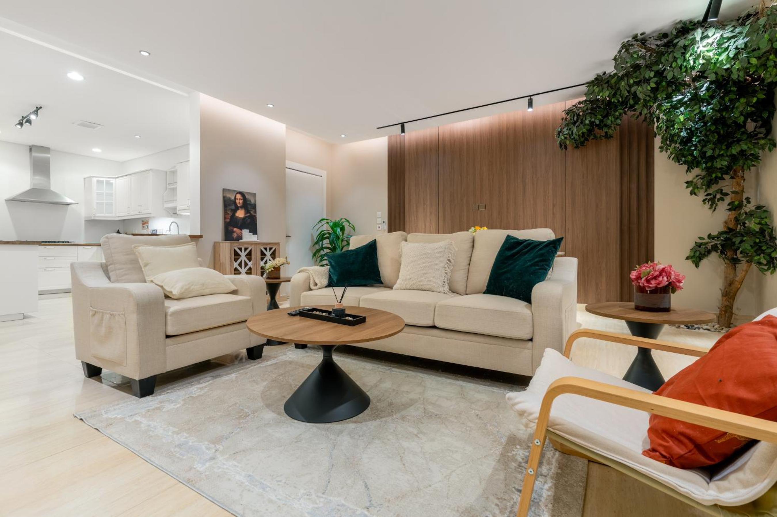 Modern 3-bedroom apartment with garden