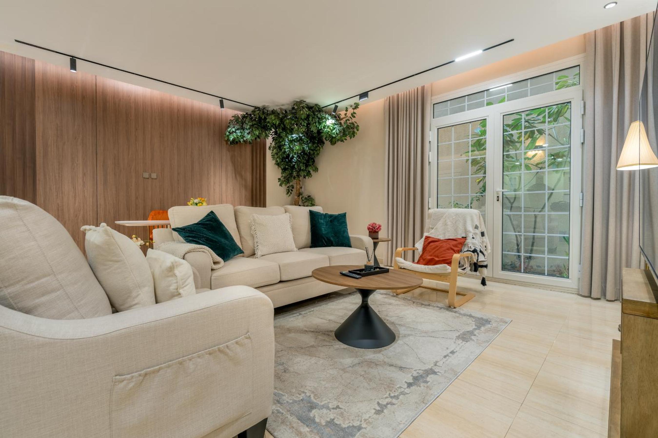 Modern 3-bedroom apartment with garden