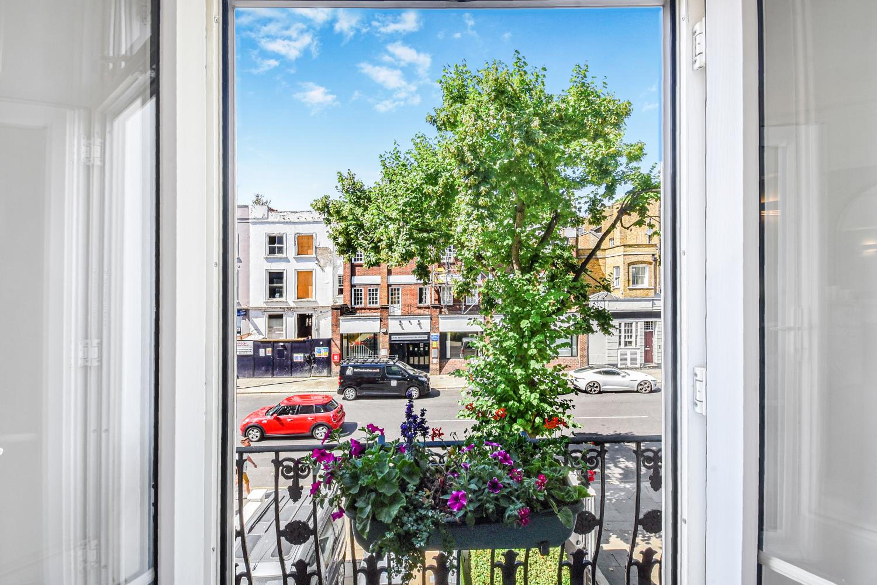 Lovely large 1 bed renovated flat w balcony & 600MB WiFi