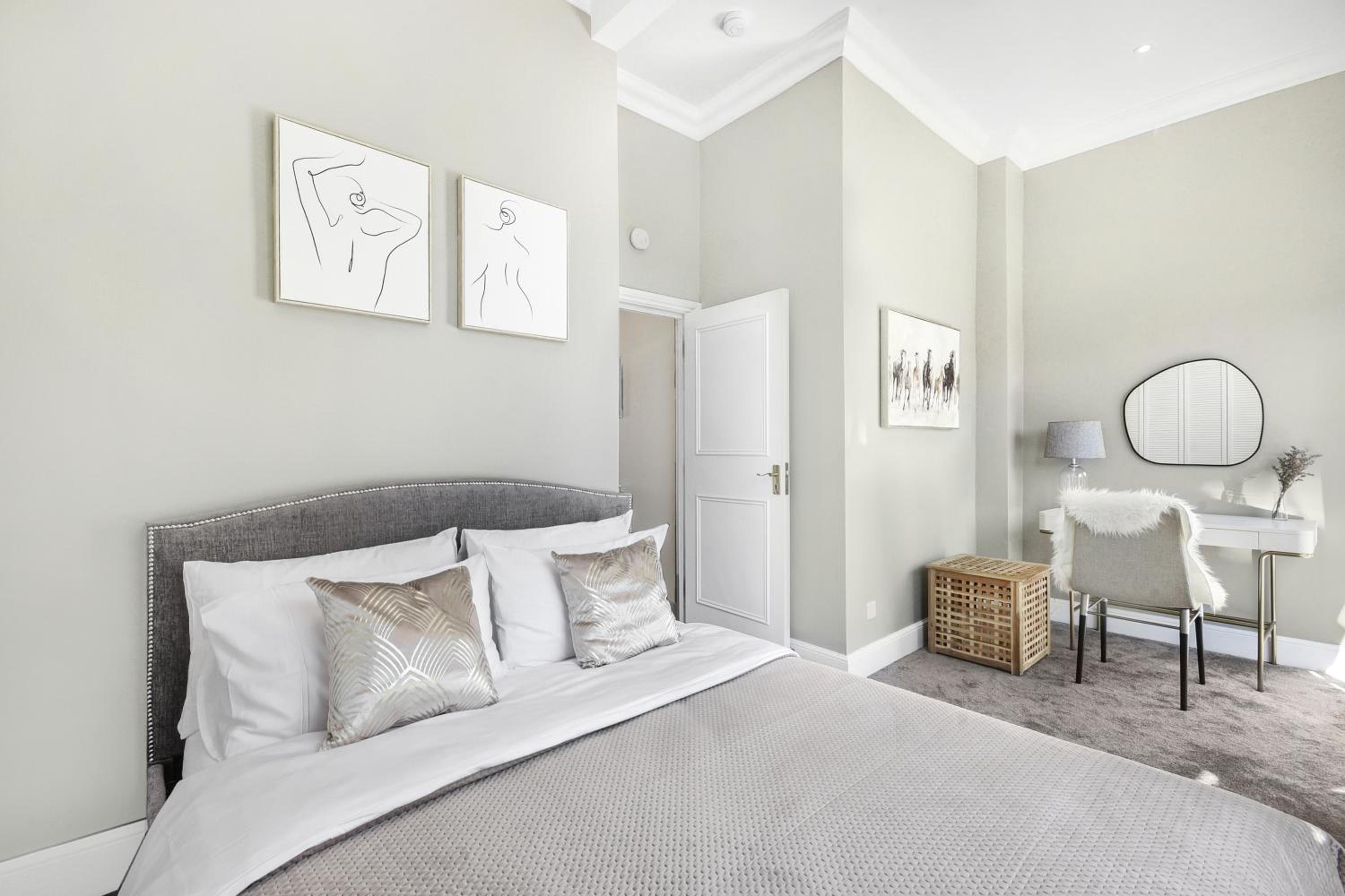 Lovely large 1 bed renovated flat w balcony & 600MB WiFi
