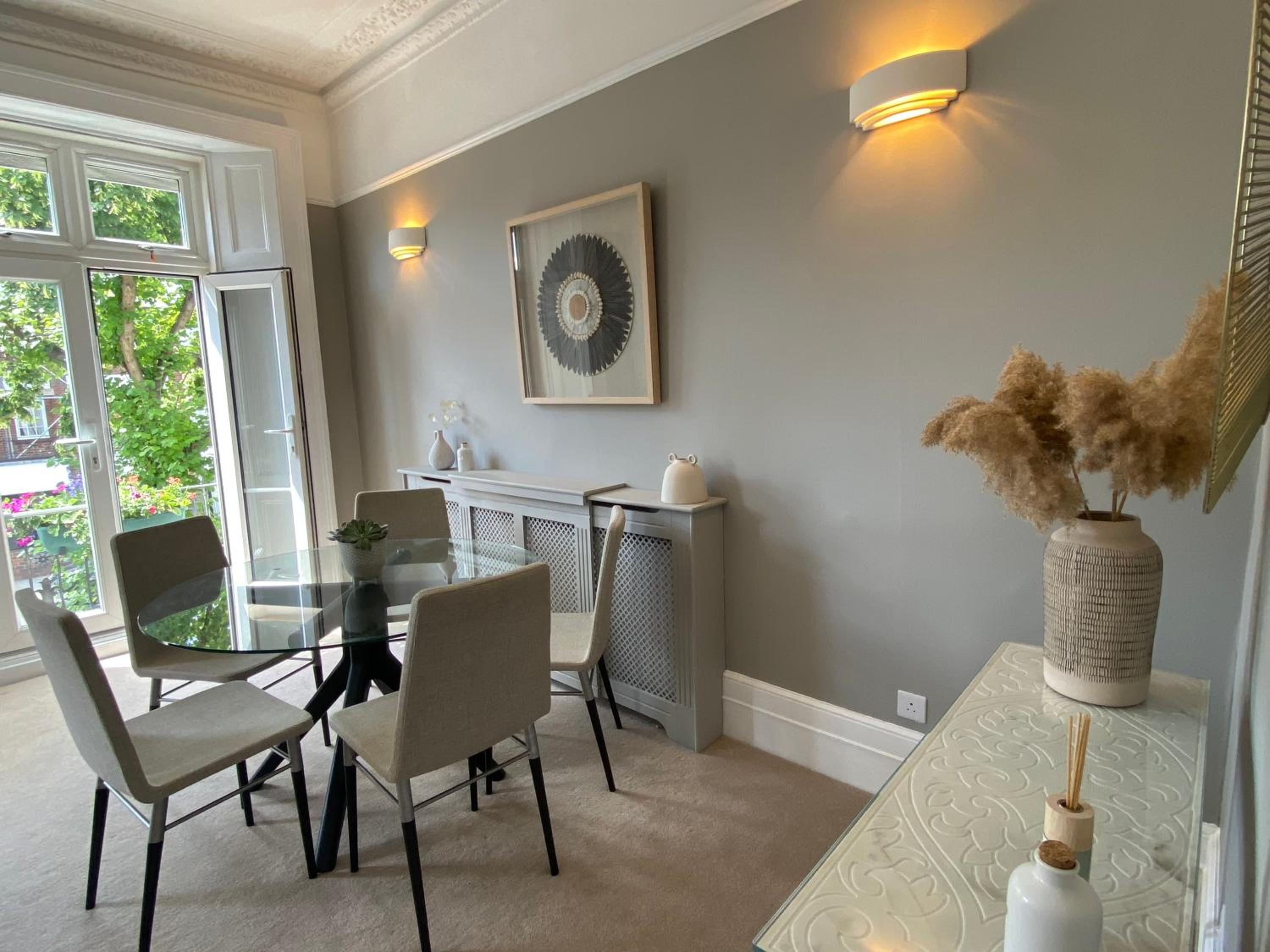 Lovely large 1 bed renovated flat w balcony & 600MB WiFi