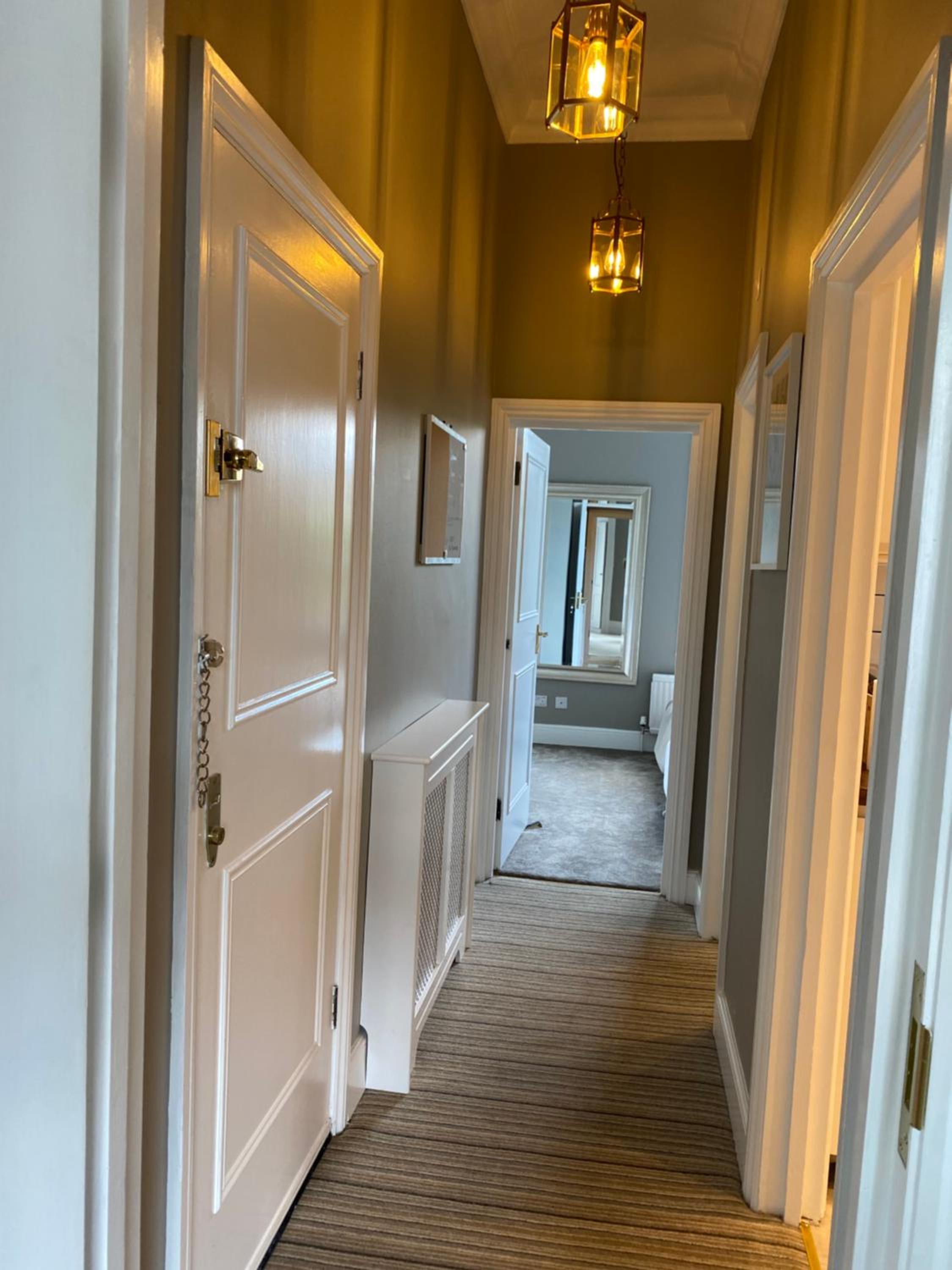 Lovely large 1 bed renovated flat w balcony & 600MB WiFi