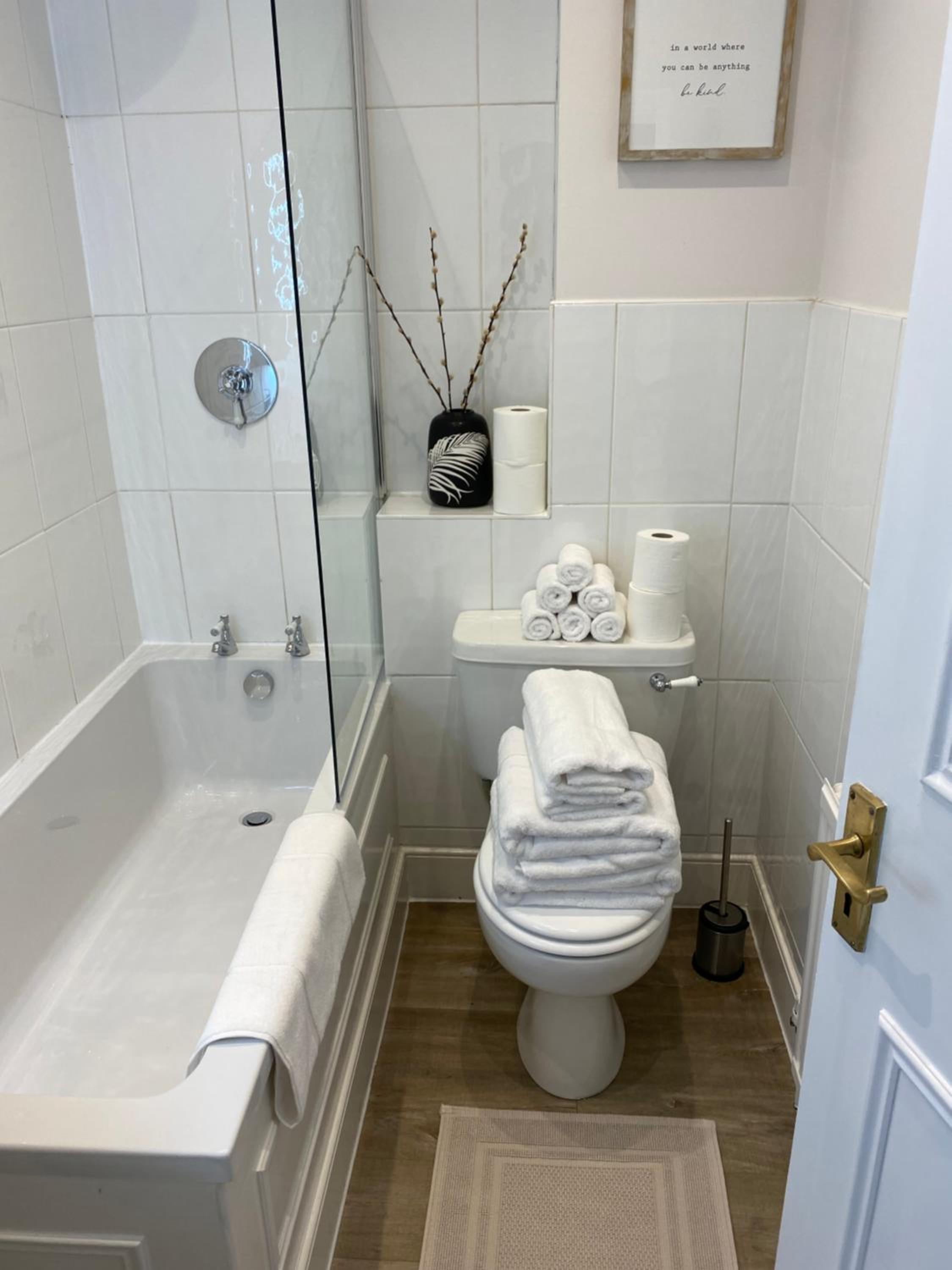 Lovely large 1 bed renovated flat w balcony & 600MB WiFi