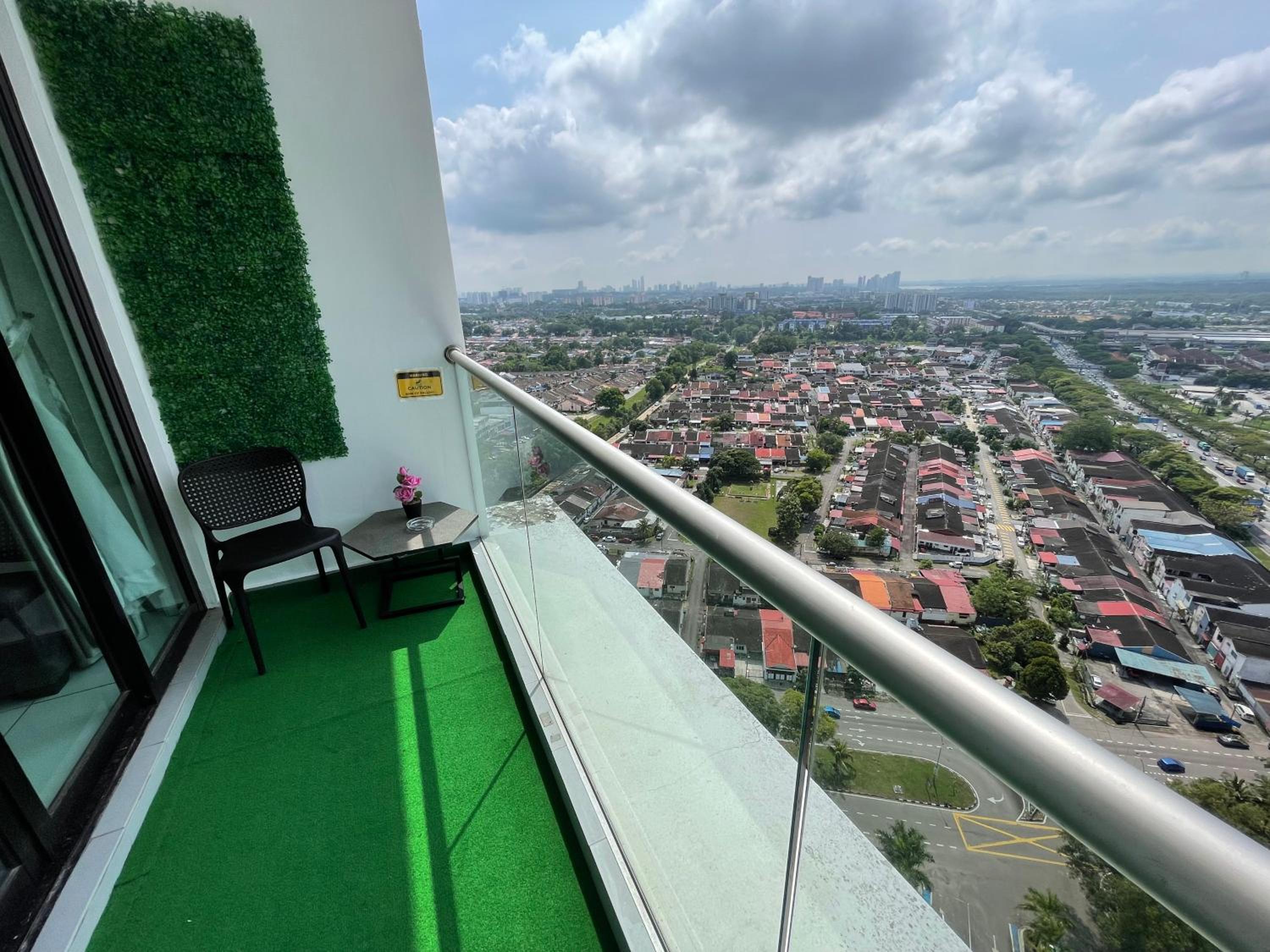 PLATINO, Huge Family 3BR Suite, Few steps to Paradigm Mall & Escape JB