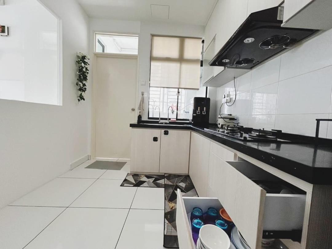 PLATINO, Huge Family 3BR Suite, Few steps to Paradigm Mall & Escape JB