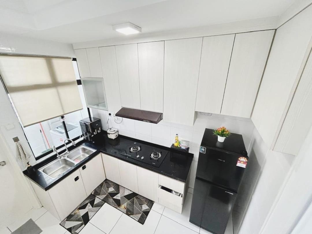 PLATINO, Huge Family 3BR Suite, Few steps to Paradigm Mall & Escape JB