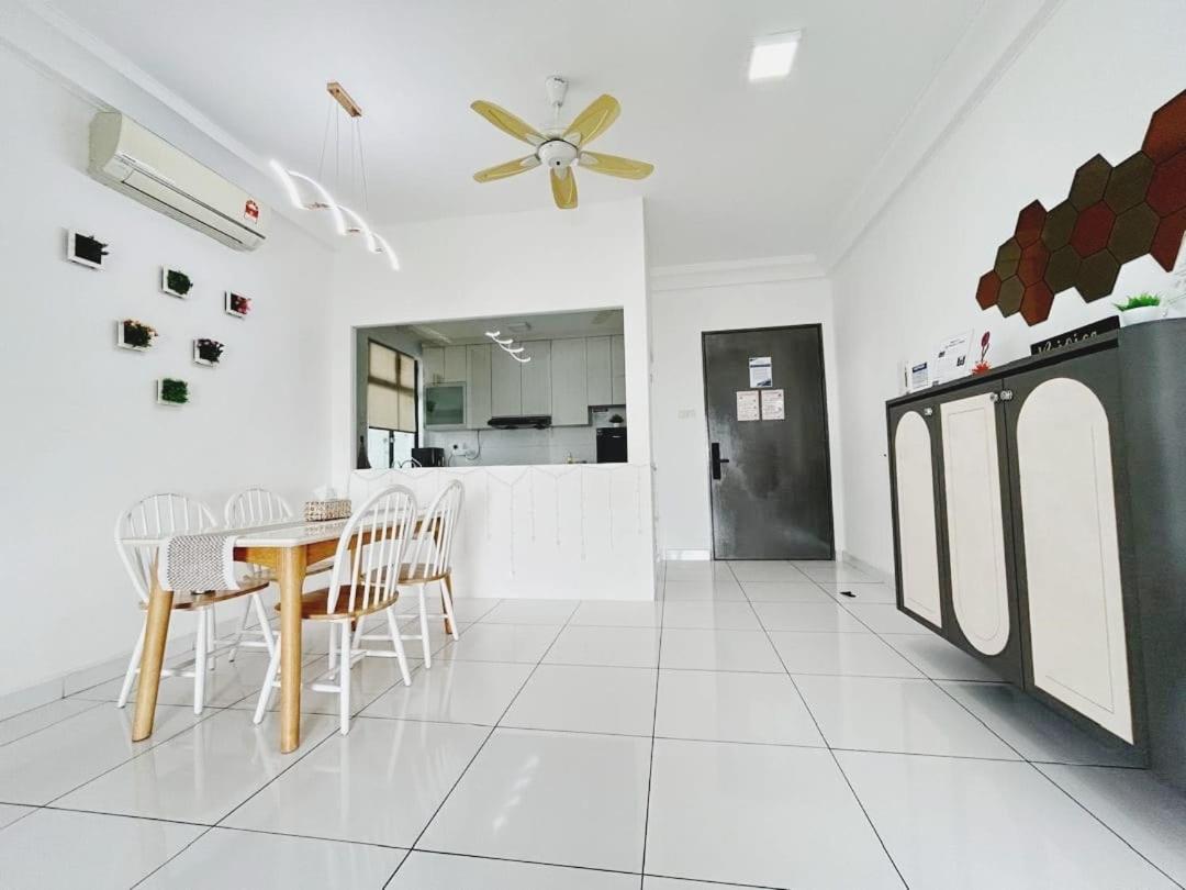 PLATINO, Huge Family 3BR Suite, Few steps to Paradigm Mall & Escape JB