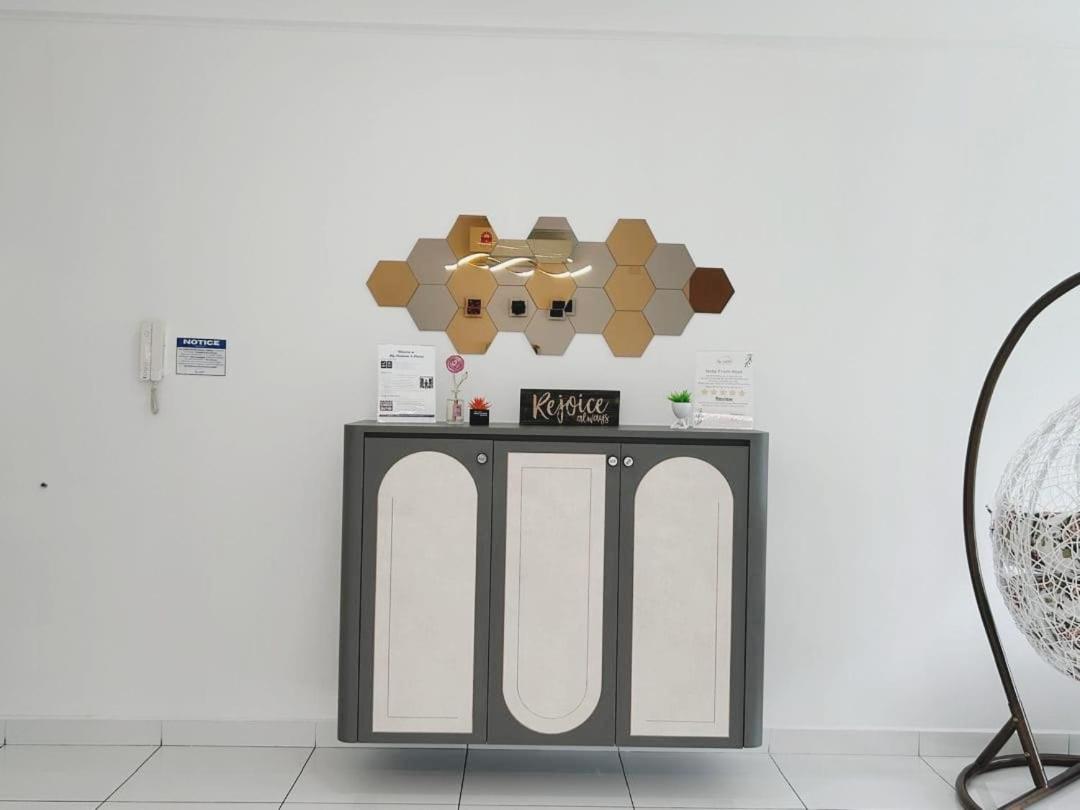 PLATINO, Huge Family 3BR Suite, Few steps to Paradigm Mall & Escape JB