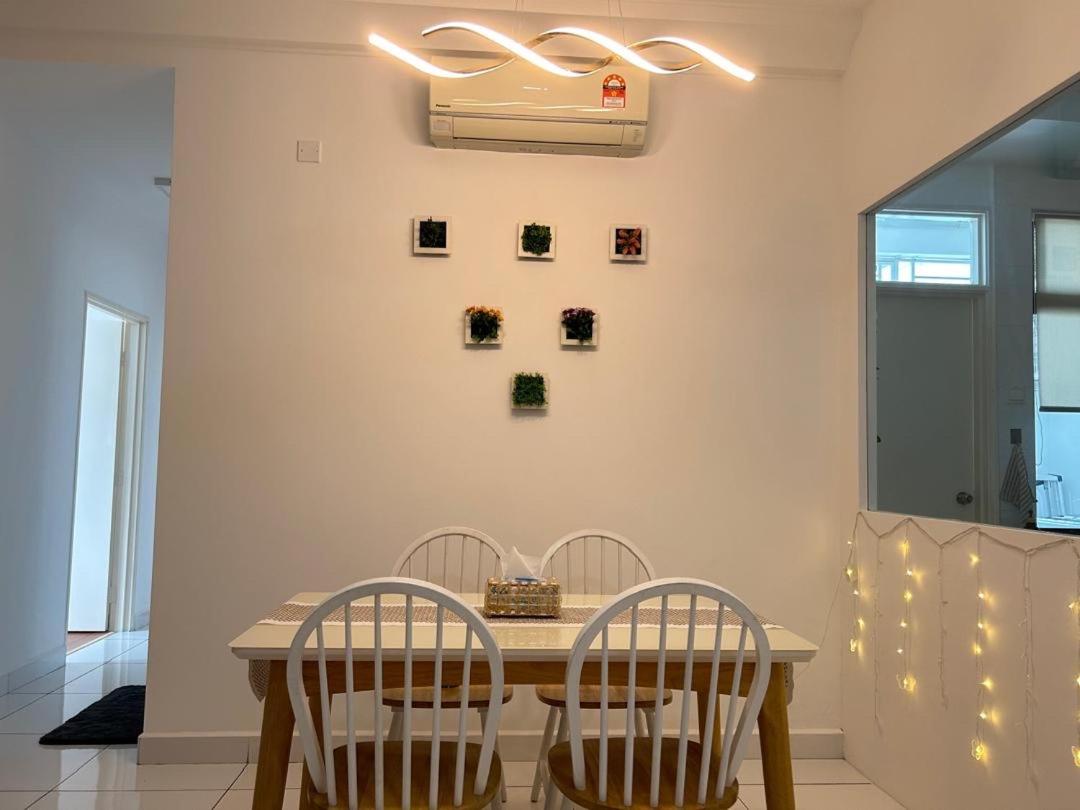 PLATINO, Huge Family 3BR Suite, Few steps to Paradigm Mall & Escape JB