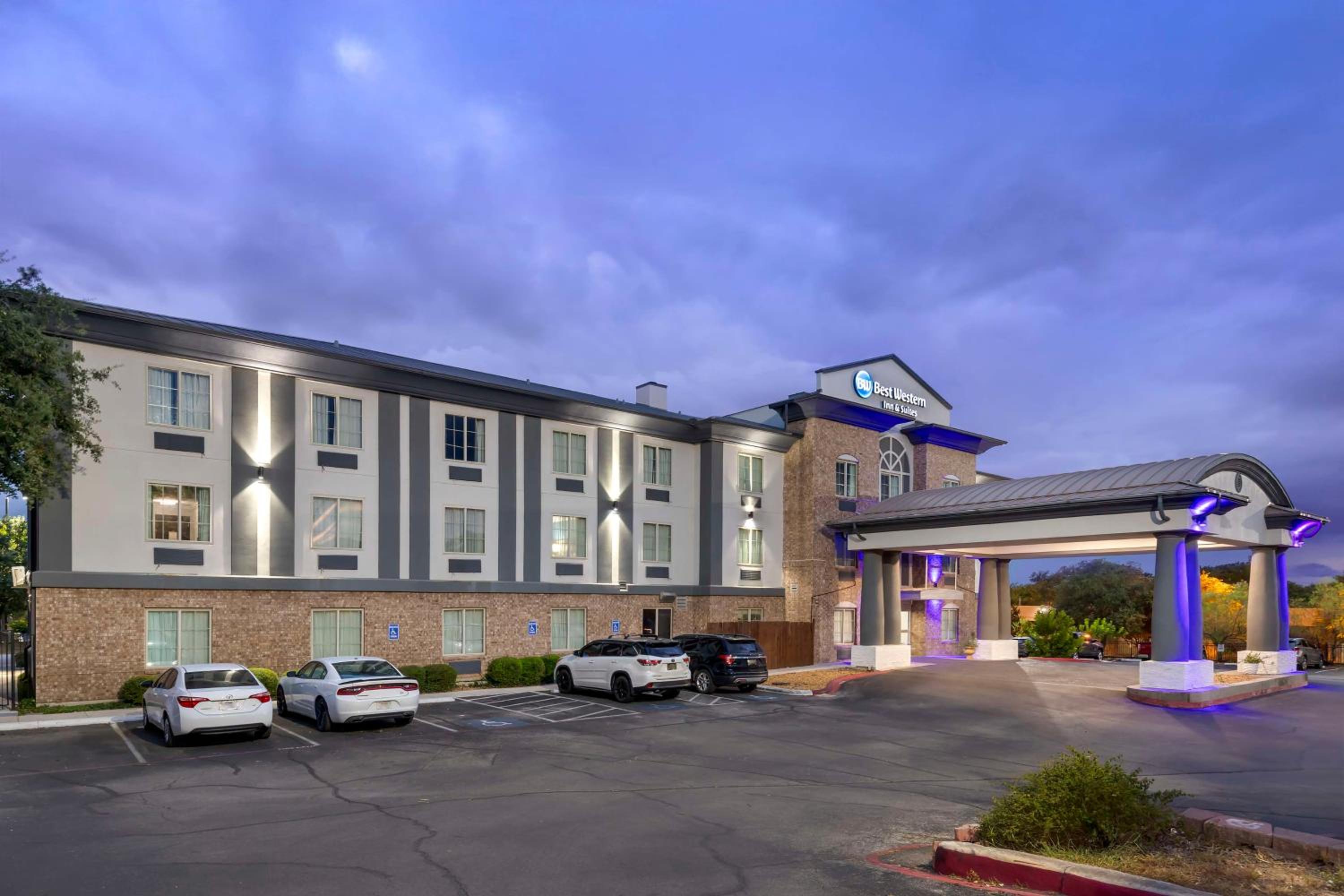 Hotel Best Western Medical Center North Inn & Suites Near Six Flags - Image 1