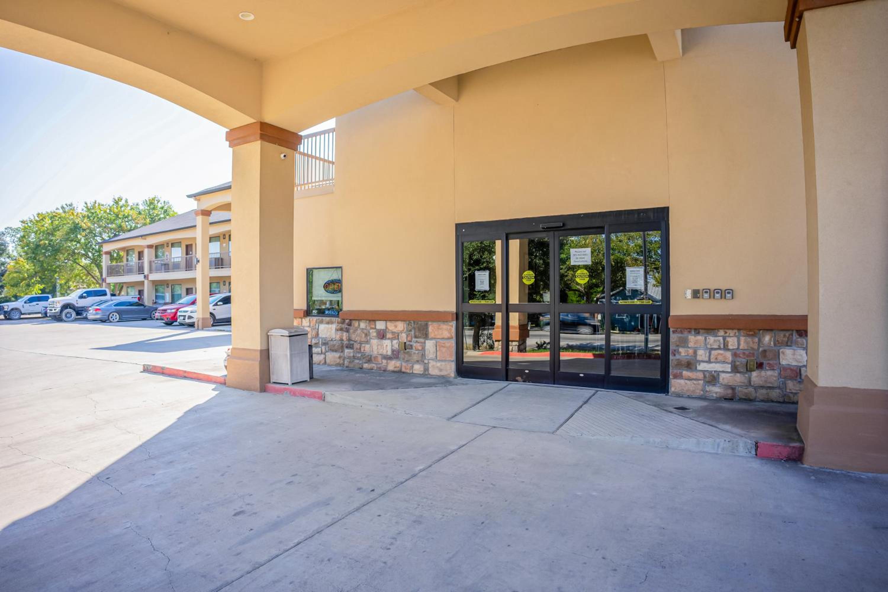 Moulton Inn & Suites By OYO Near Shiner TX view 2