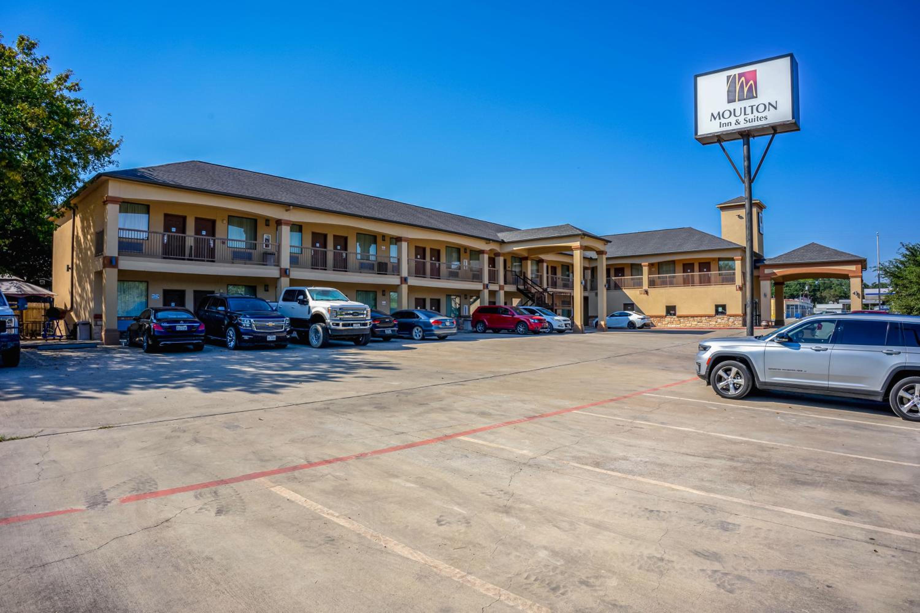 Moulton Inn & Suites By OYO Near Shiner TX view 3