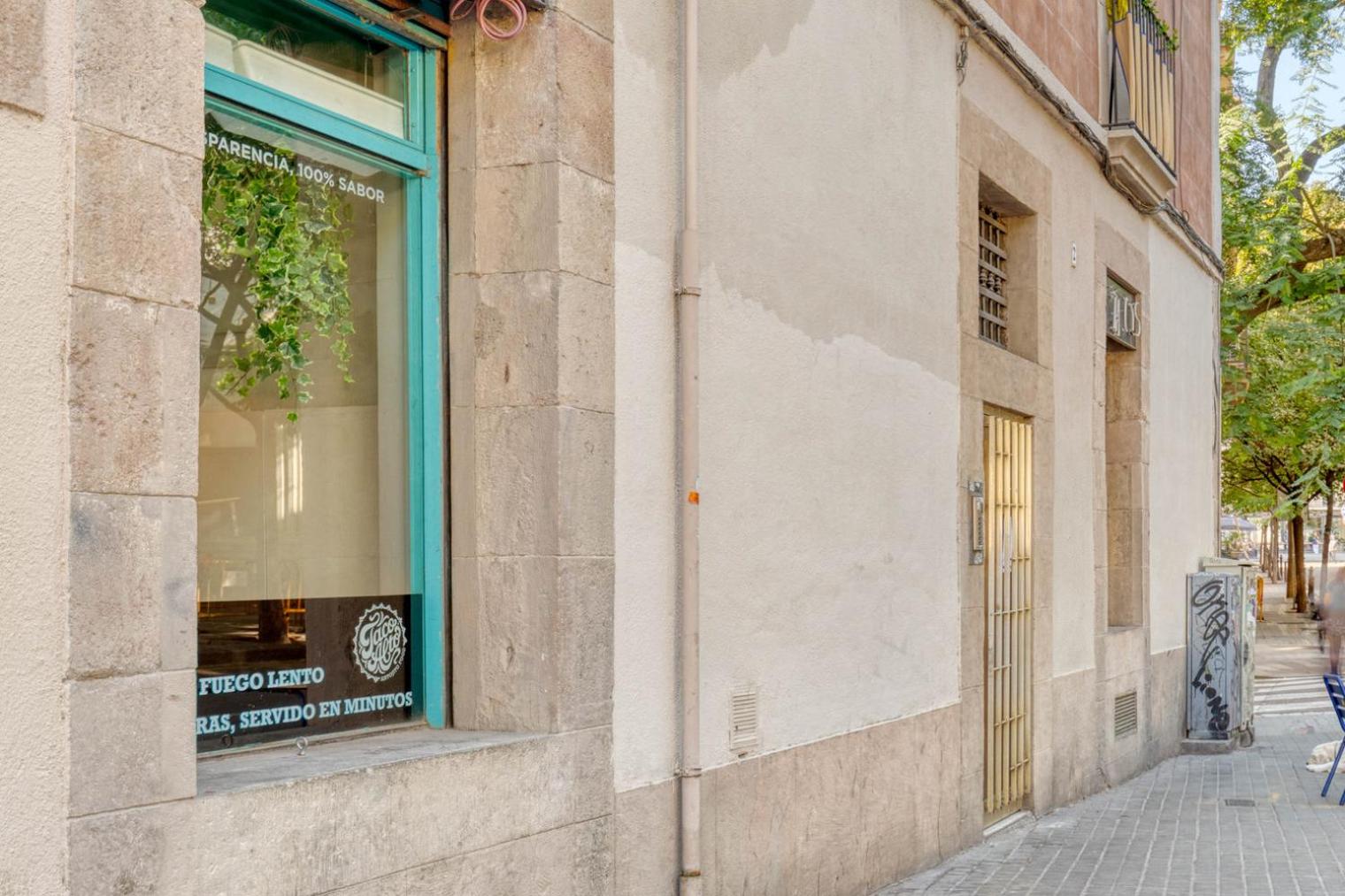 Renovated El Born 2BR wbalcony nr Arc de Triomf BCN-38