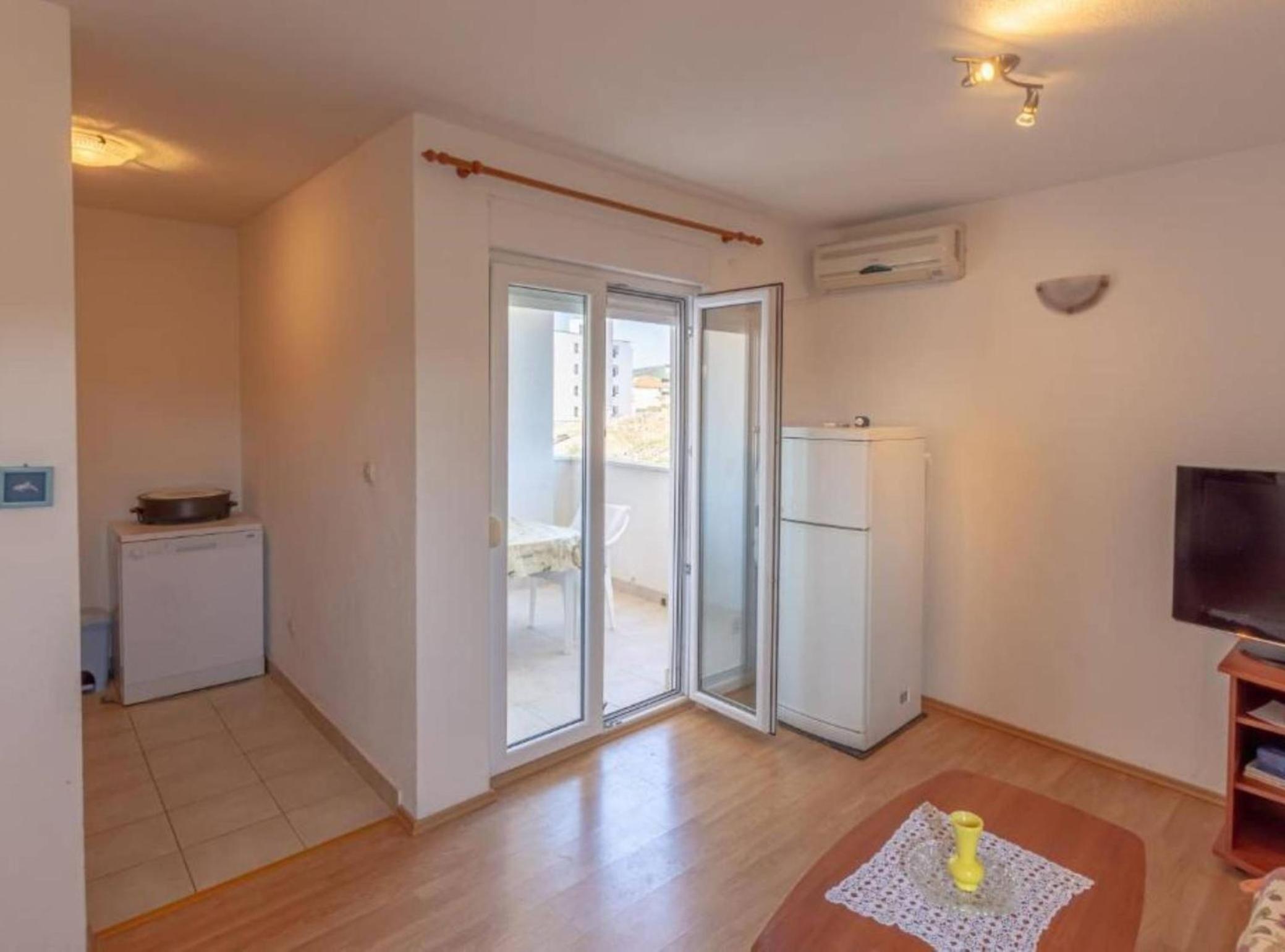 Charming and Cozy Okrug Gornji Apartment with Balcony view 4