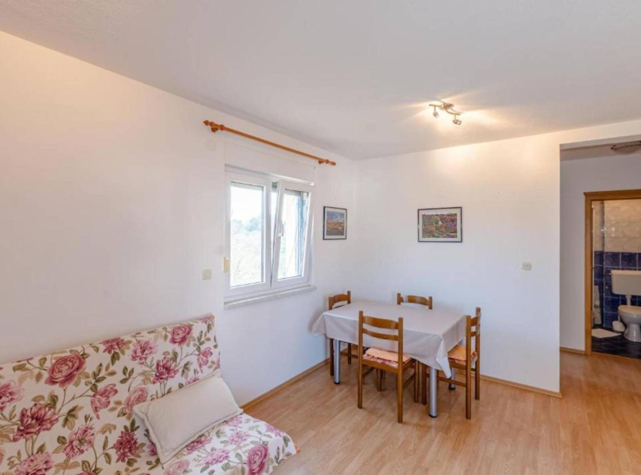 Charming and Cozy Okrug Gornji Apartment with Balcony view 3