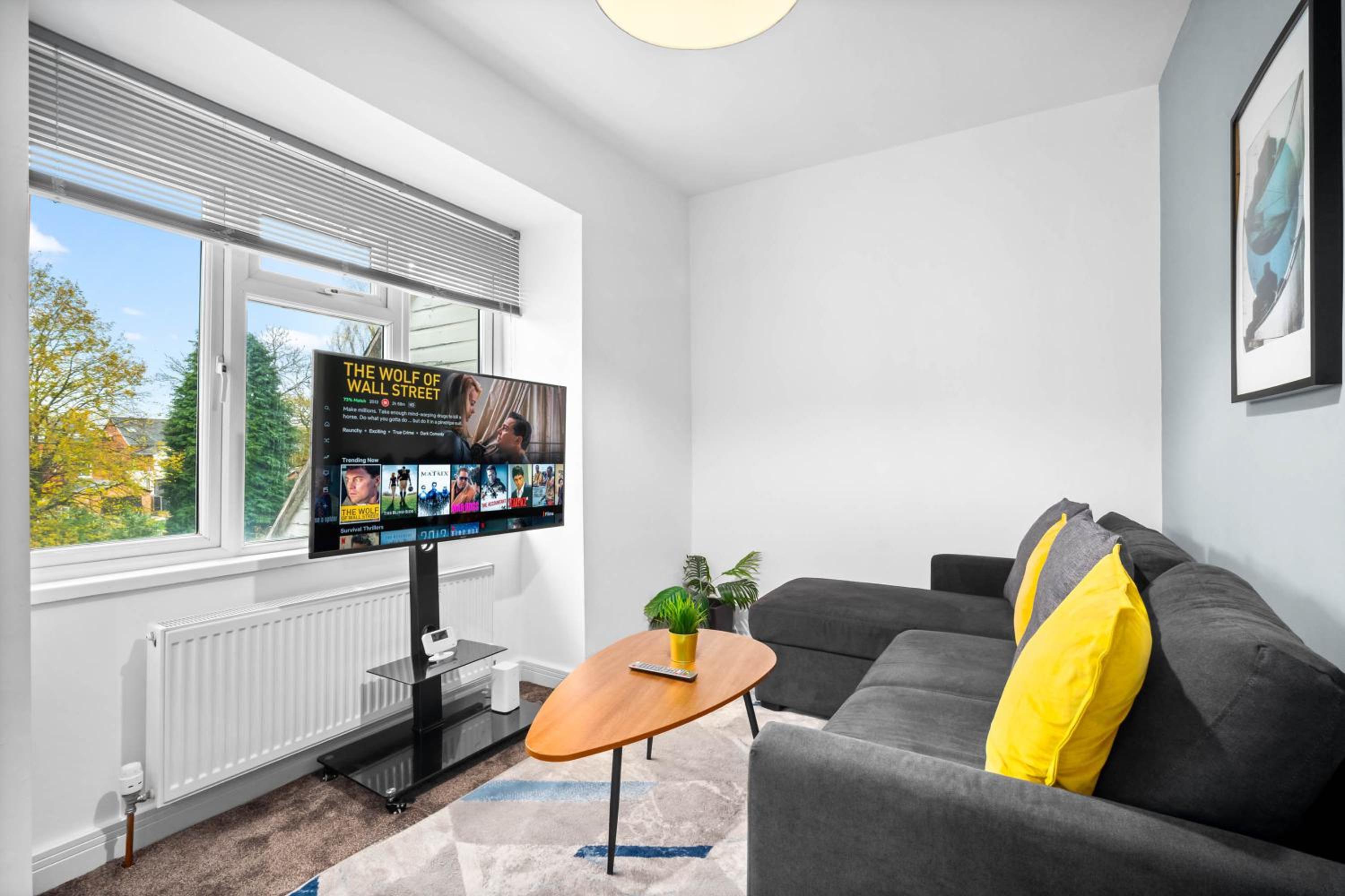 One-Bedroom Apartment - High-Speed WiFi - Netflix - Street Parking 4BR