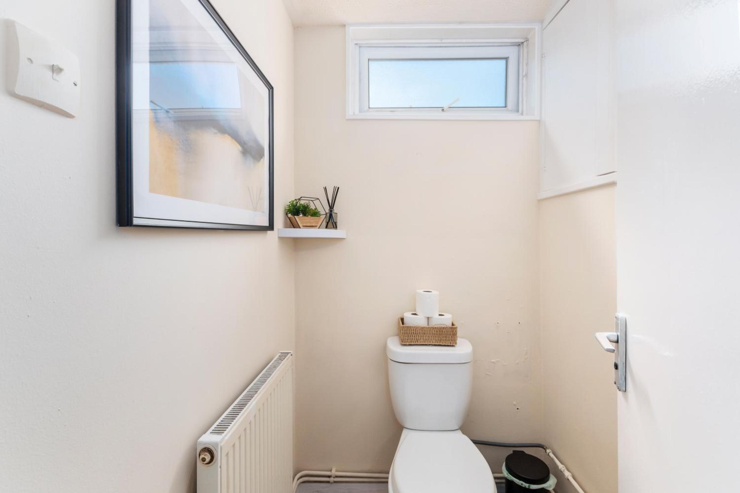 Cozy Guest House near London O2 Arena — bathroom