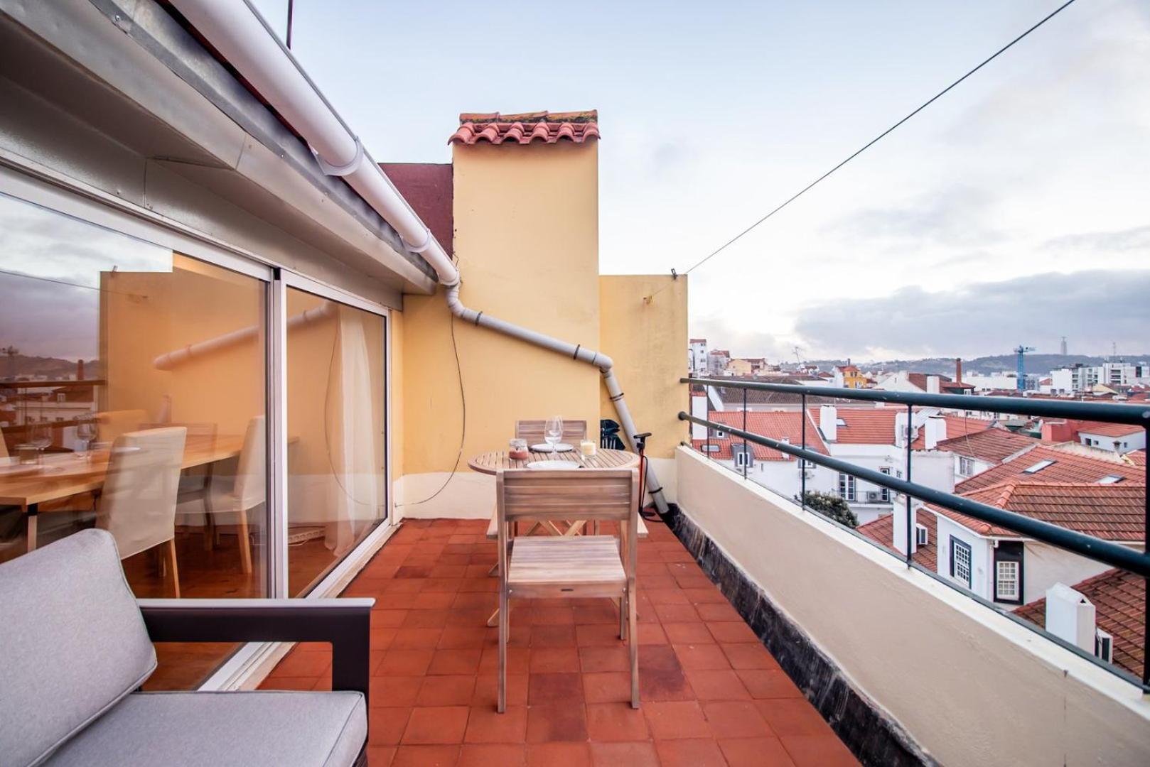 Charming 1BR with Terrace Views of Bridge | By Airnest view 2
