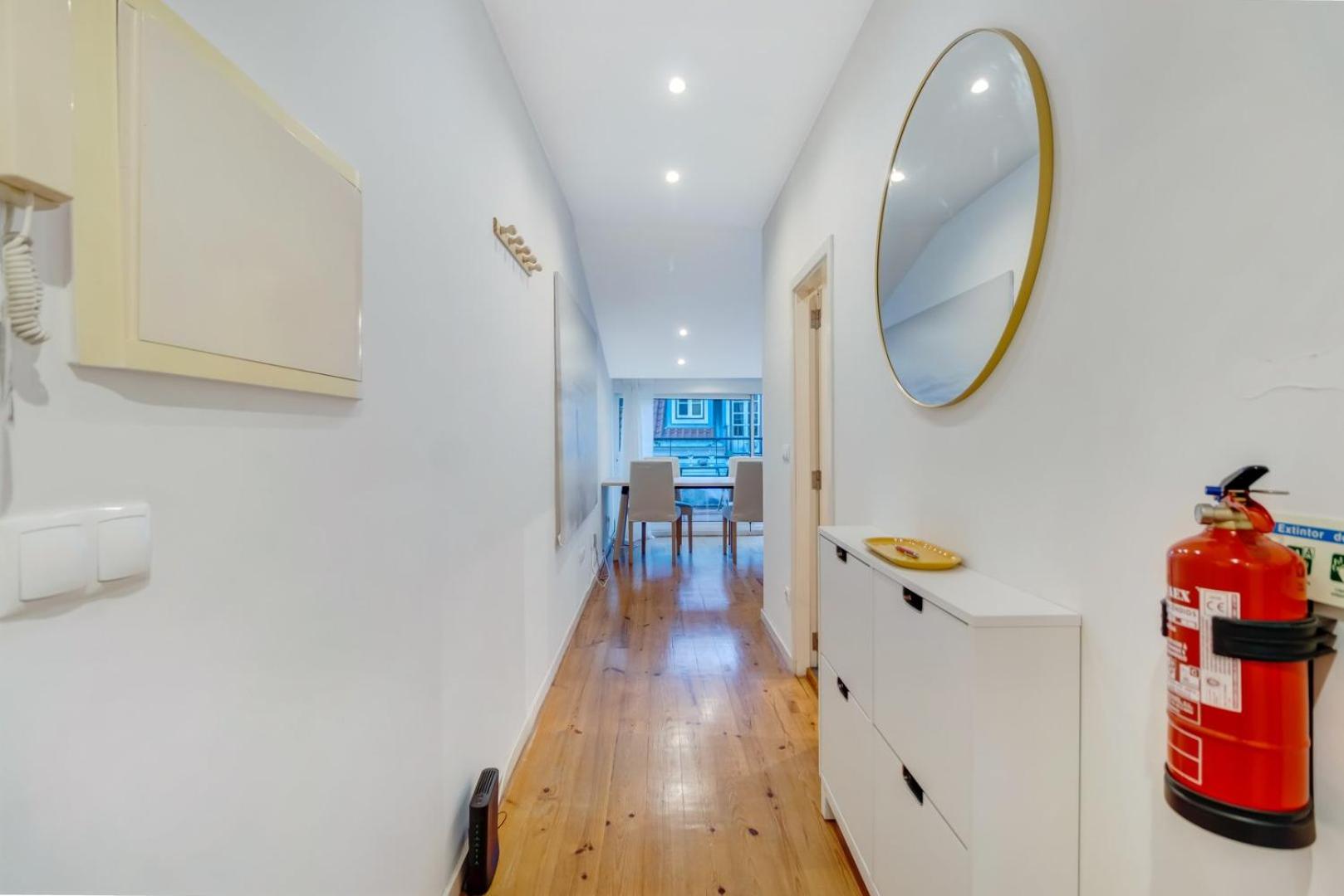 Charming 1BR with Terrace Views of Bridge | By Airnest view 5