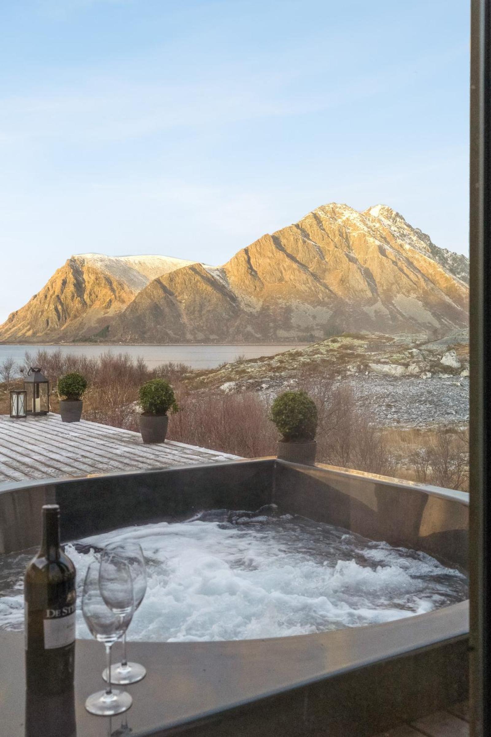 Seafront Luxury Villa near Henningsvær
