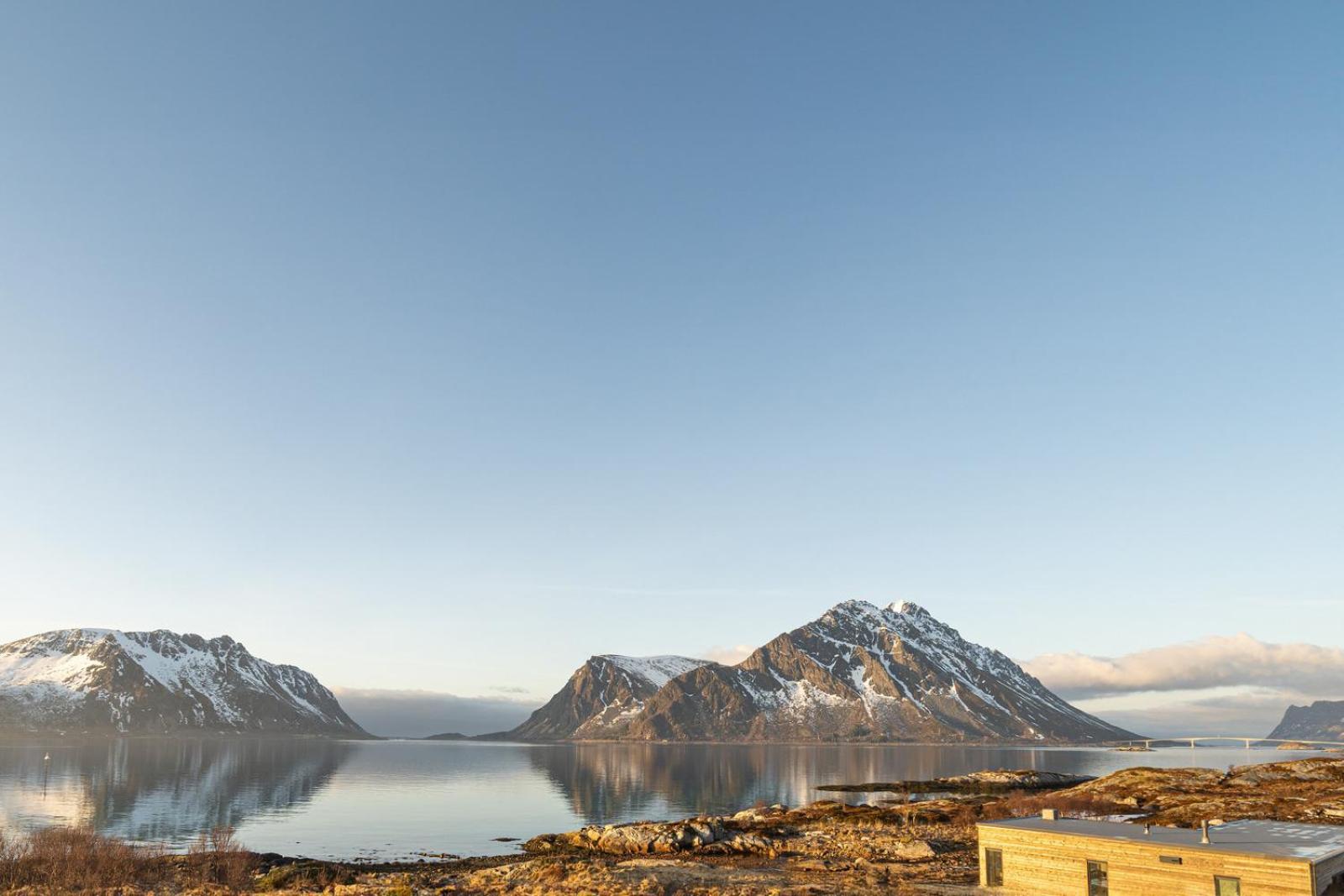 Seafront Luxury Villa near Henningsvær