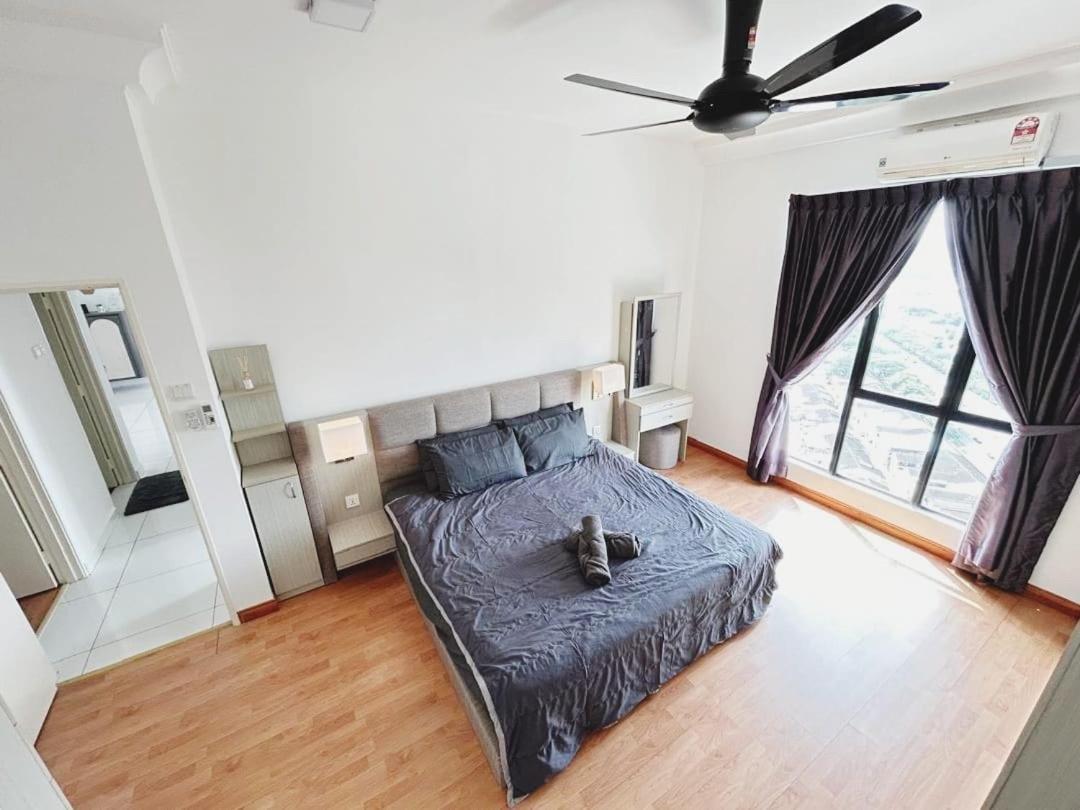PLATINO, Huge Family 3BR Suite, Few steps to Paradigm Mall & Escape JB