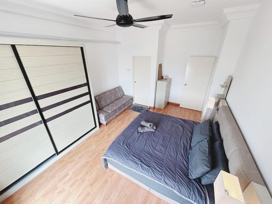 PLATINO, Huge Family 3BR Suite, Few steps to Paradigm Mall & Escape JB