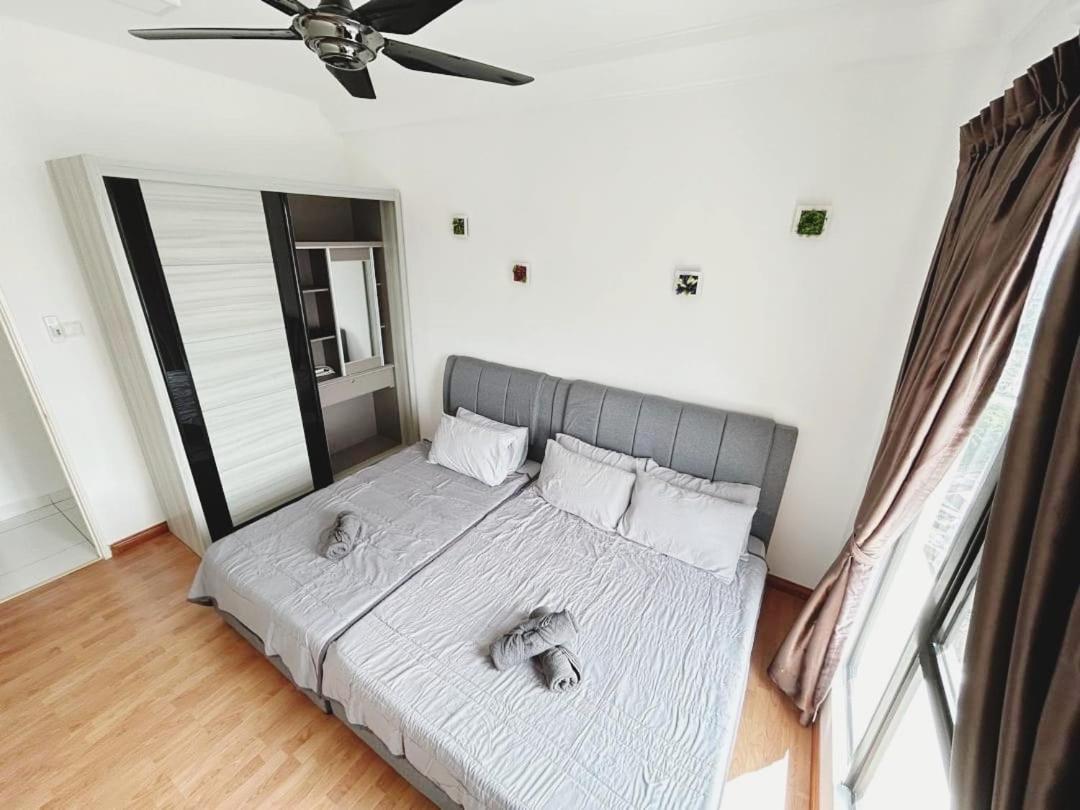 PLATINO, Huge Family 3BR Suite, Few steps to Paradigm Mall & Escape JB